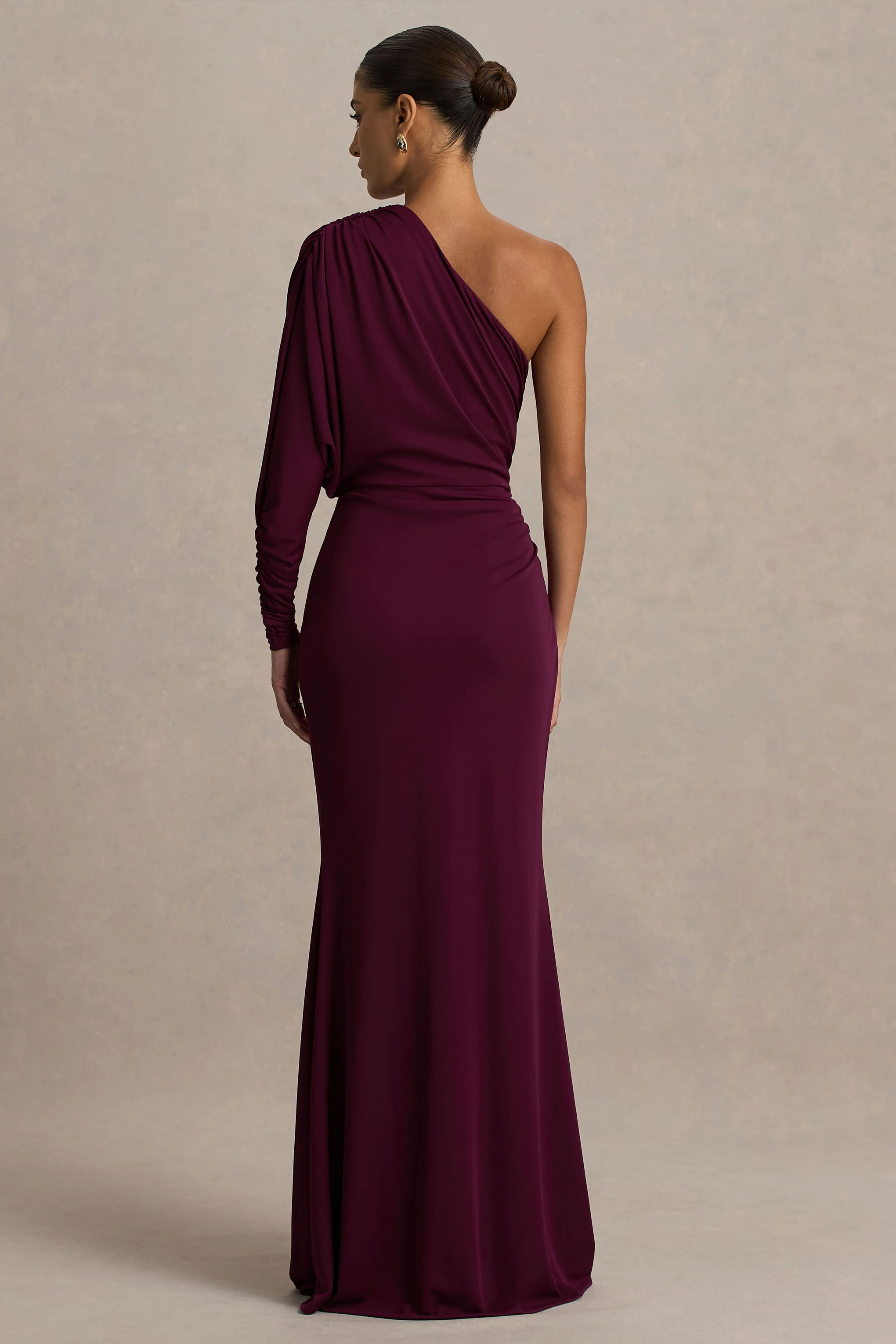Lola | Bordeaux Asymmetrische Hals Maxi Jurk Met Gerimpeld Details En Hoge voorsplit - Image 2