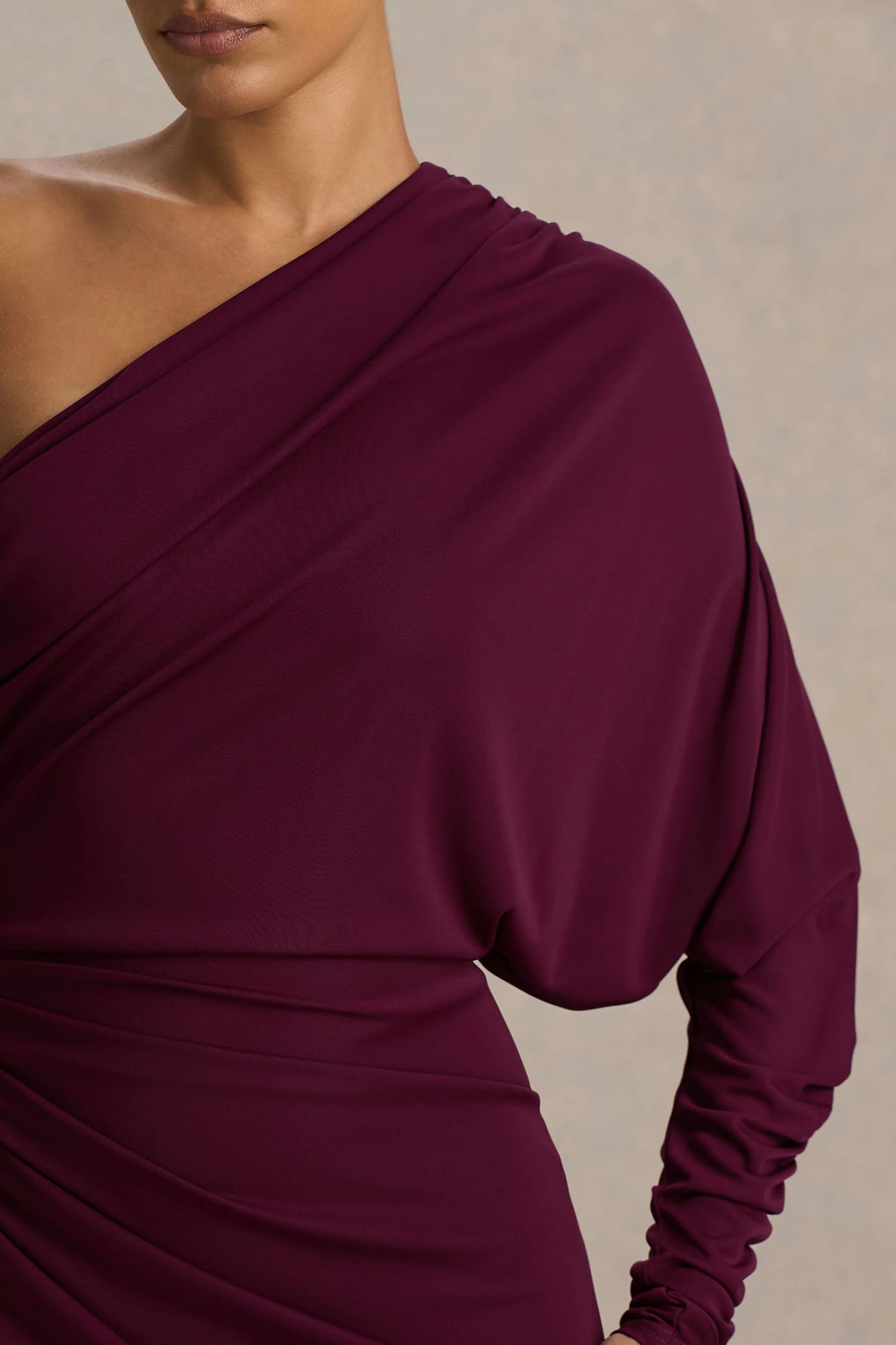 Lola | Bordeaux Asymmetrische Hals Maxi Jurk Met Gerimpeld Details En Hoge voorsplit - Image 3