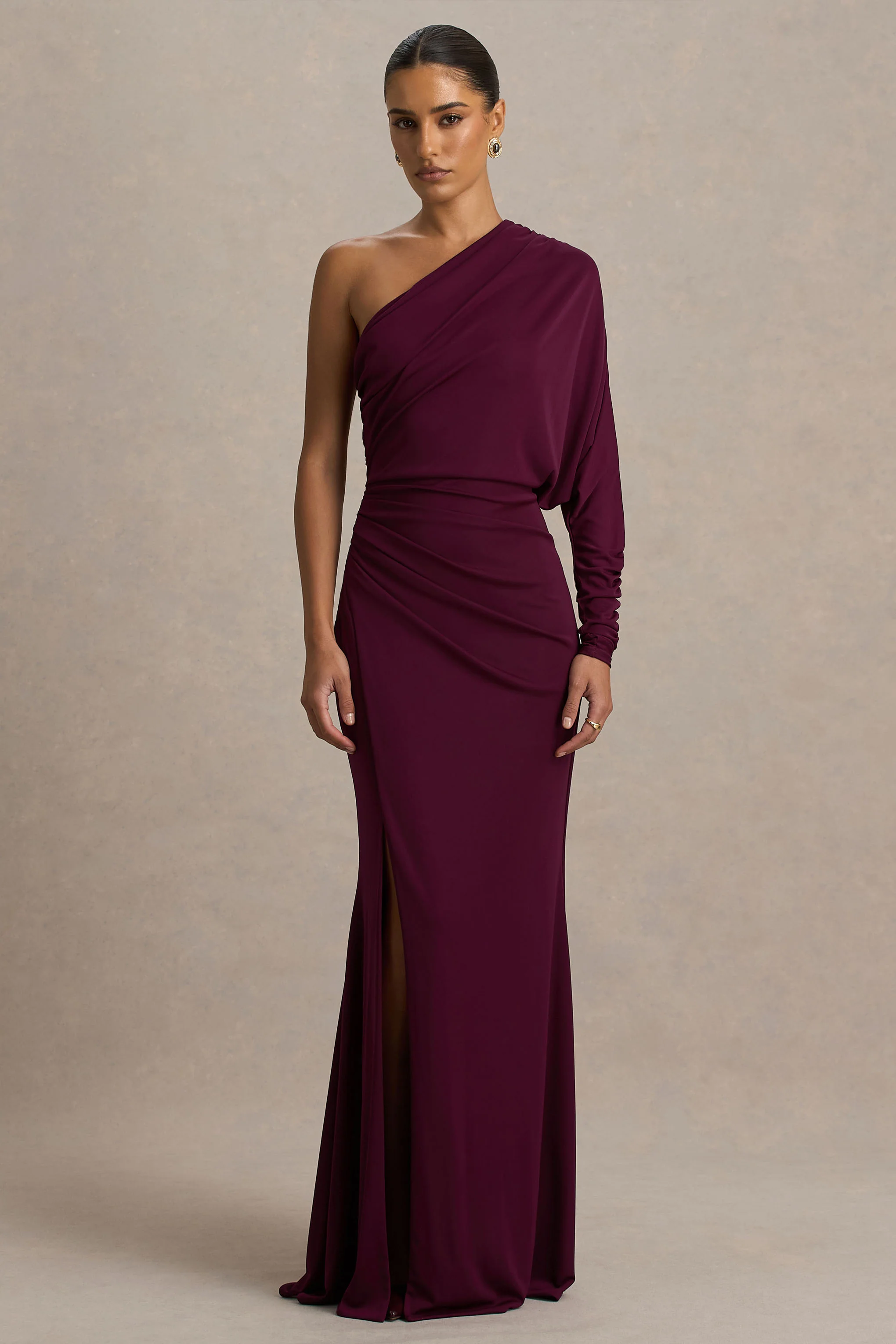 Lola | Bordeaux Asymmetrische Hals Maxi Jurk Met Gerimpeld Details En Hoge voorsplit - Image 4
