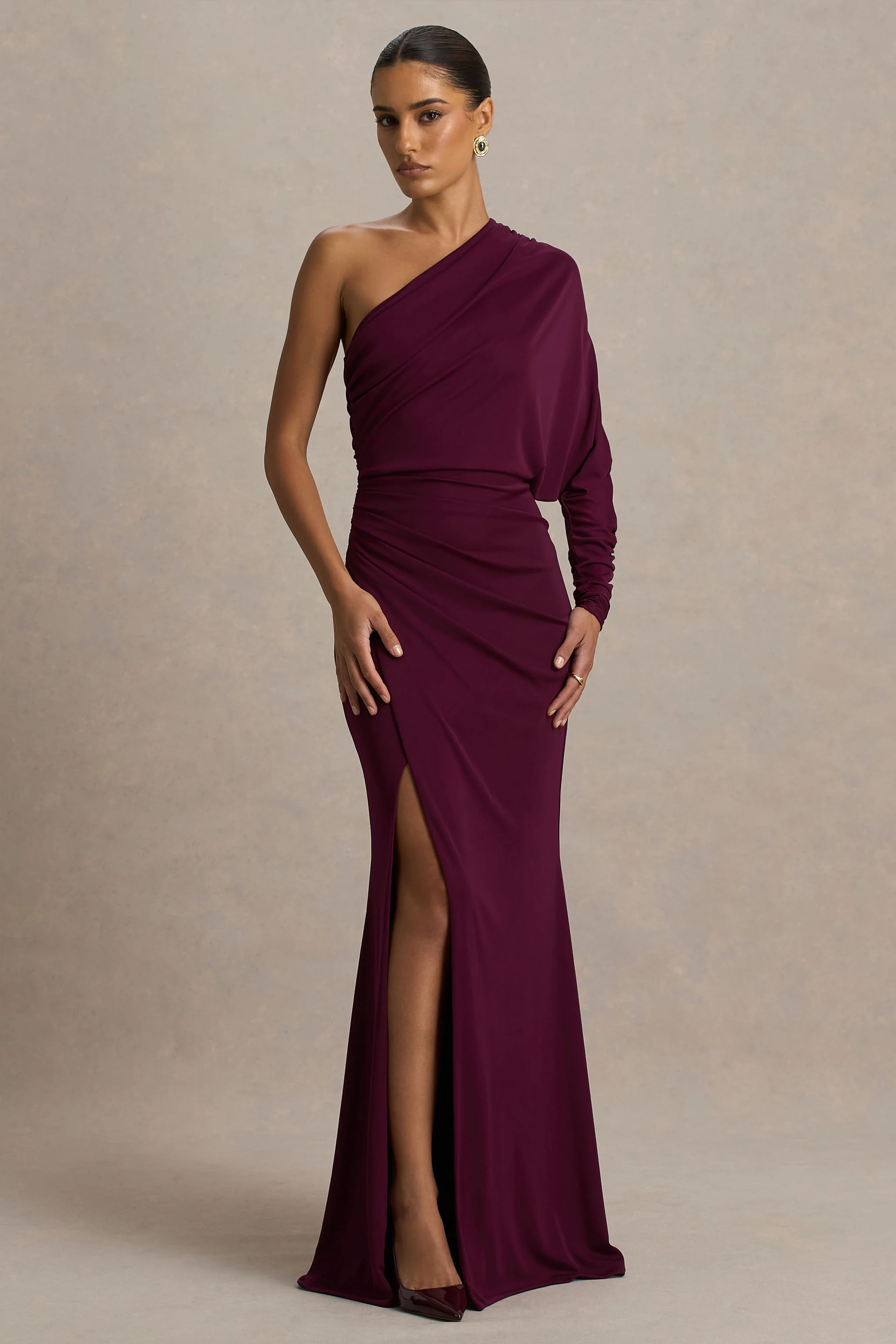 Lola | Bordeaux Asymmetrische Hals Maxi Jurk Met Gerimpeld Details En Hoge voorsplit - Image 5