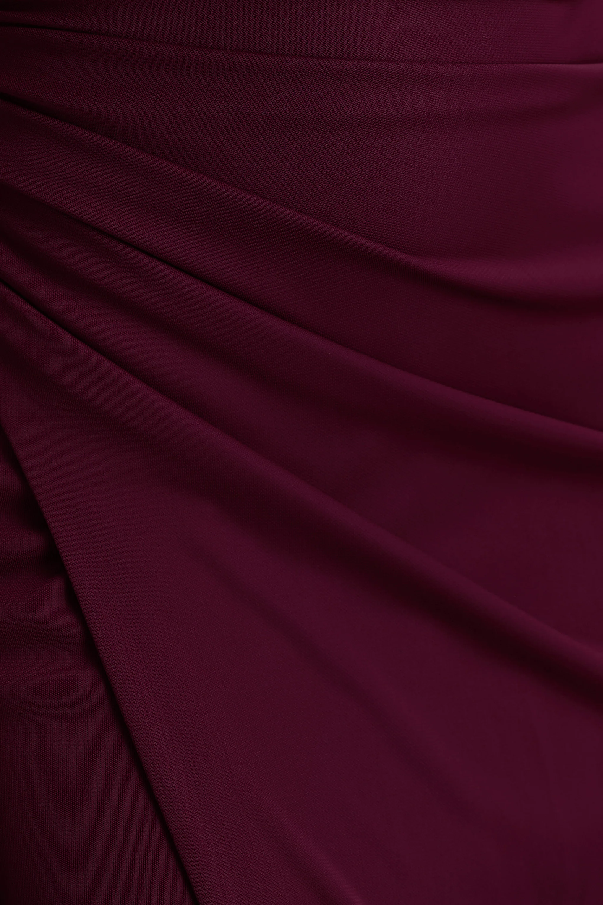 Lola | Bordeaux Asymmetrische Hals Maxi Jurk Met Gerimpeld Details En Hoge voorsplit - Image 6