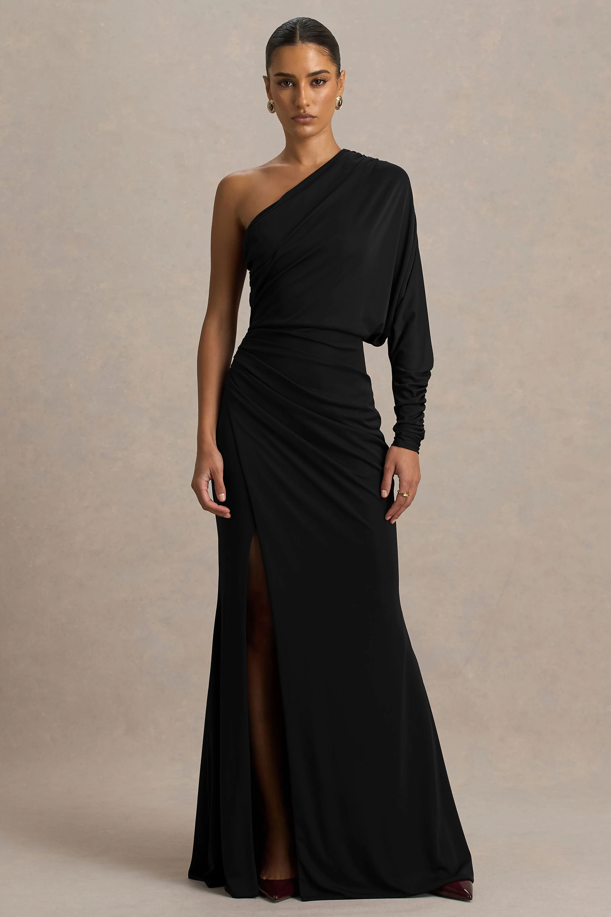 Lola | Zwarte Asymmetrische Hals Maxi Jurk Met Gerimpeld Details En Hoge Voorsplit