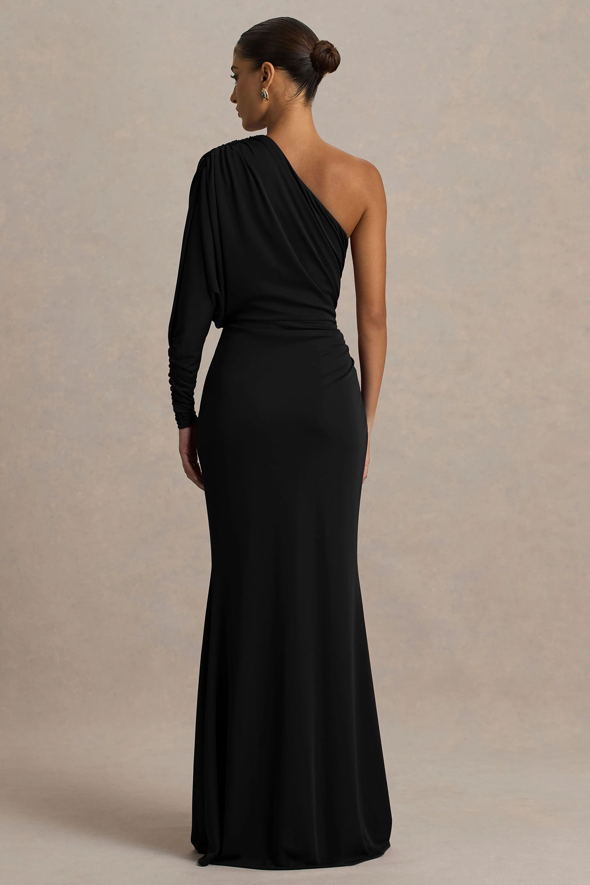 Lola | Zwarte Asymmetrische Hals Maxi Jurk Met Gerimpeld Details En Hoge Voorsplit - Image 2