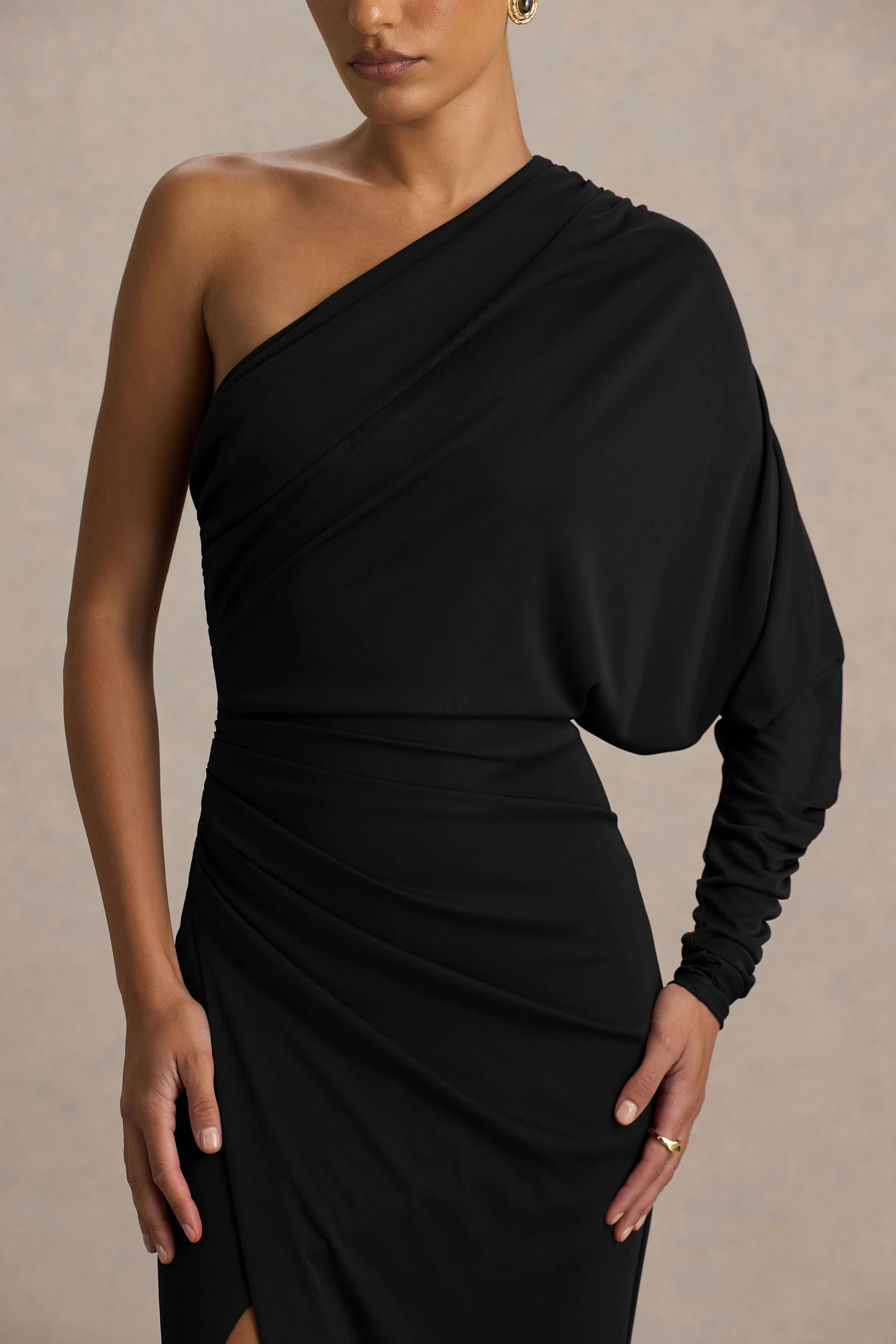 Lola | Zwarte Asymmetrische Hals Maxi Jurk Met Gerimpeld Details En Hoge Voorsplit - Image 3