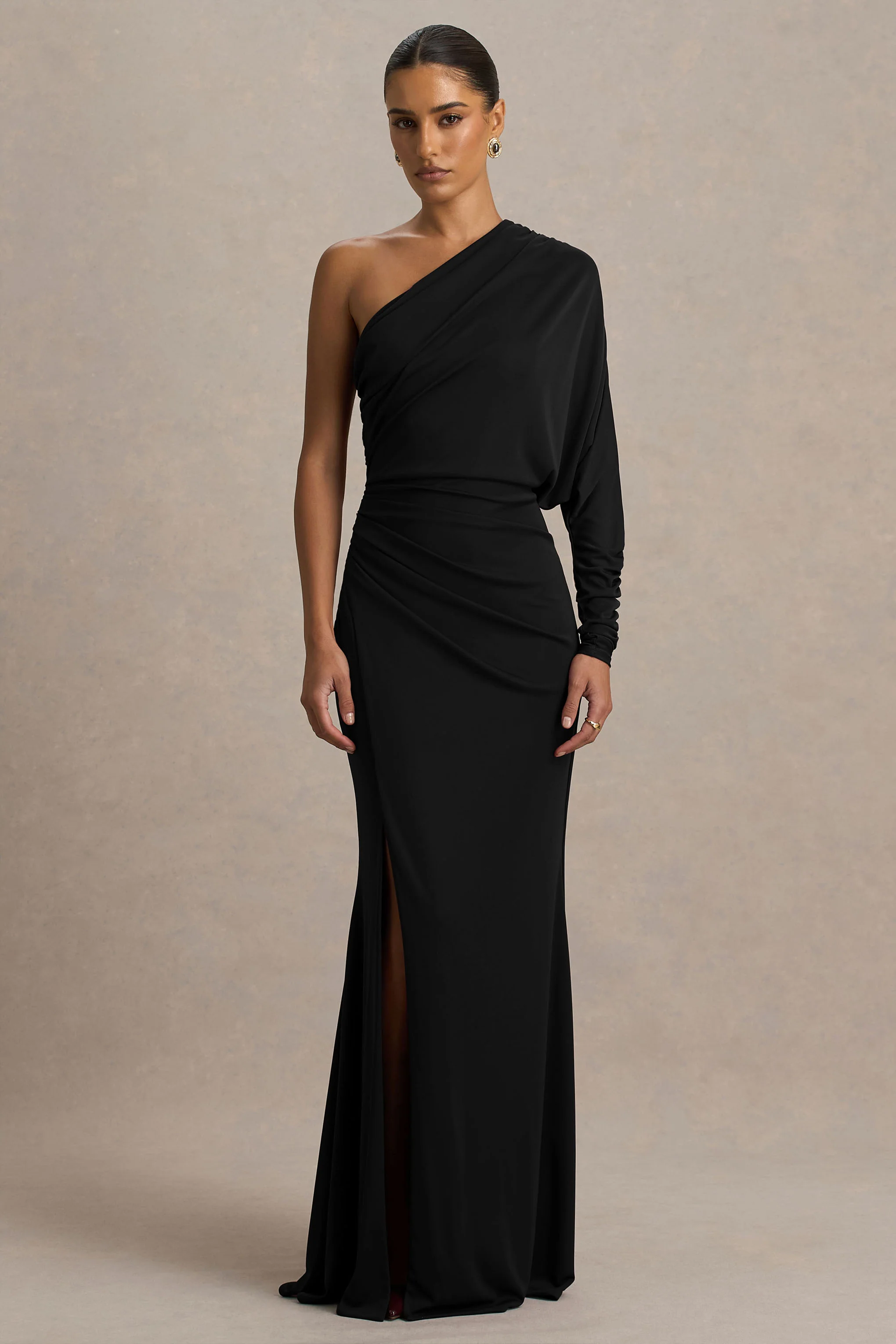 Lola | Zwarte Asymmetrische Hals Maxi Jurk Met Gerimpeld Details En Hoge Voorsplit - Image 5