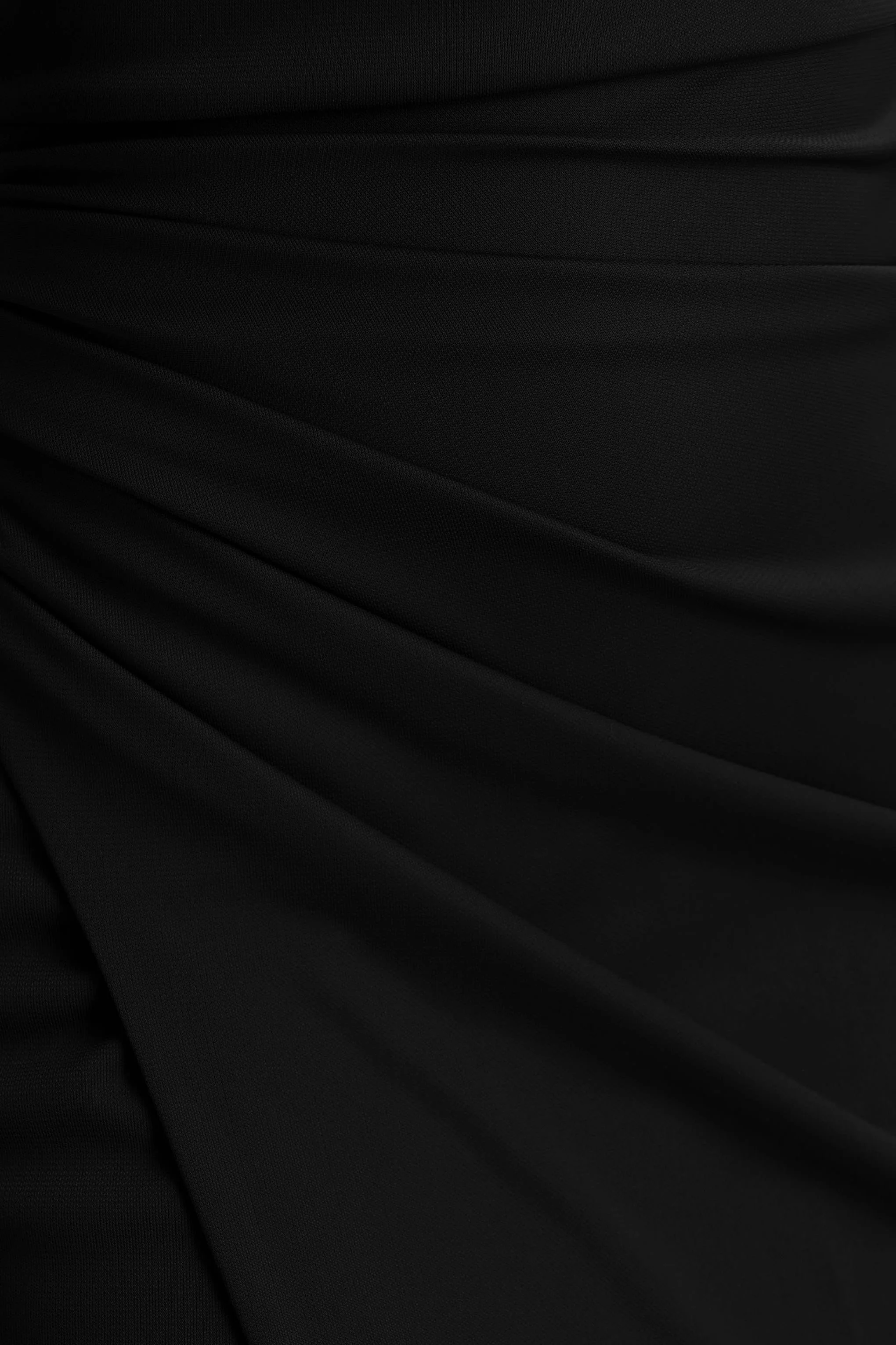 Lola | Zwarte Asymmetrische Hals Maxi Jurk Met Gerimpeld Details En Hoge Voorsplit - Image 6