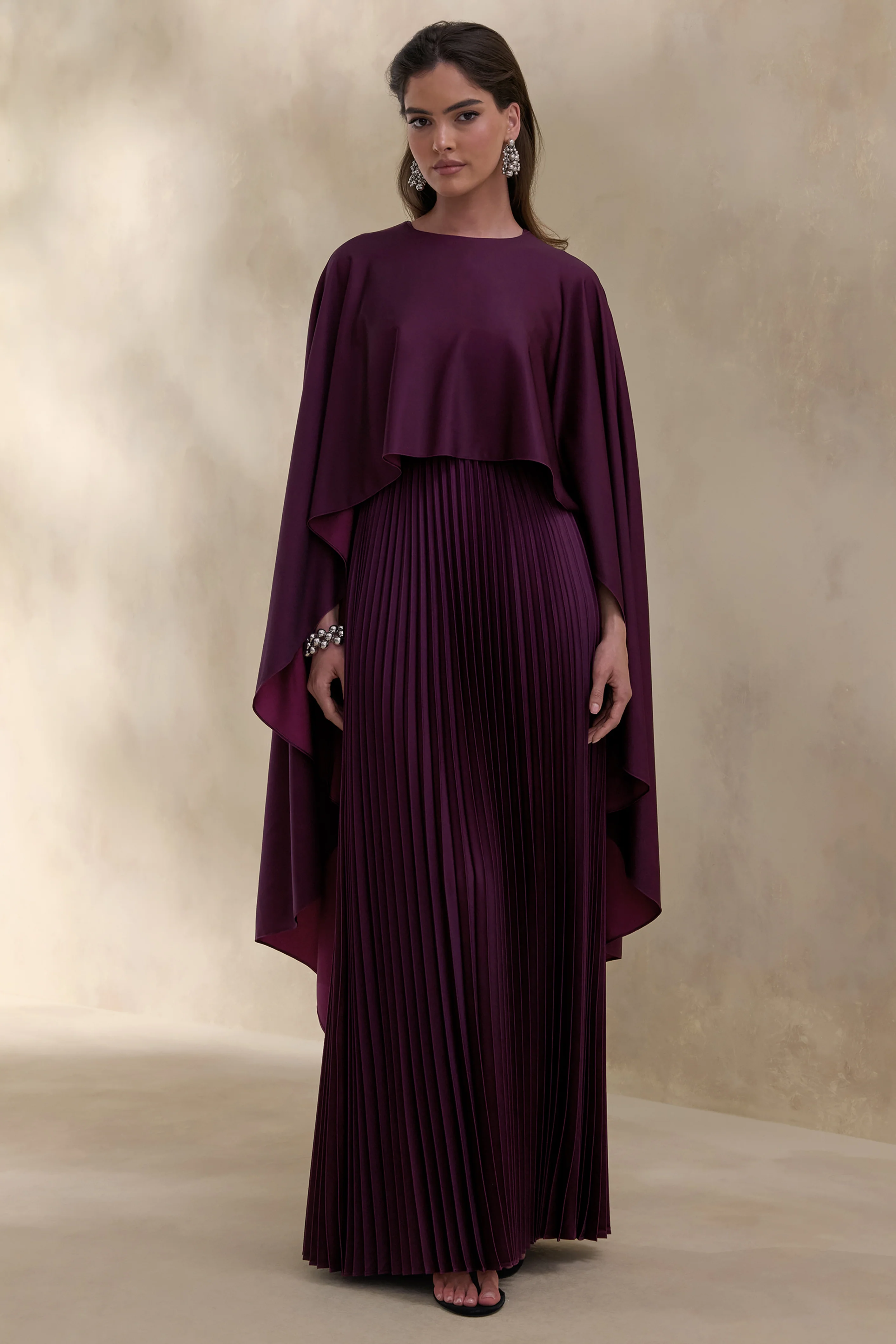 Loradia | Donker Pruim Satijnen Ronde Hals Maxi Jurk Met Cape Mouwen En Geplooide Rok