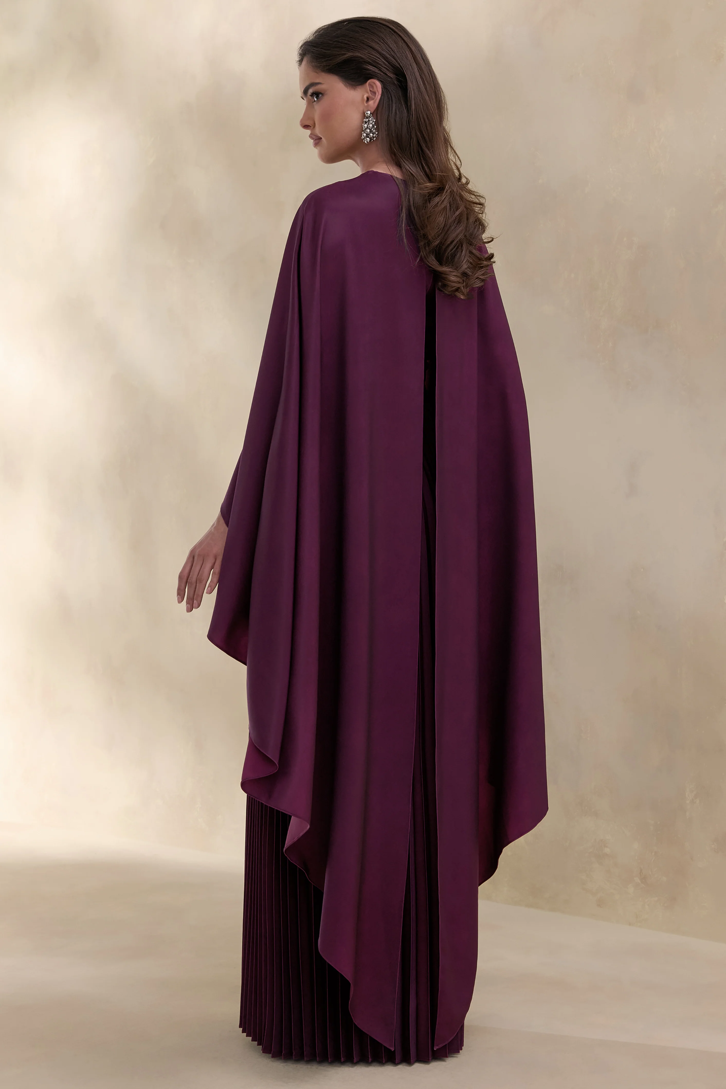 Loradia | Donker Pruim Satijnen Ronde Hals Maxi Jurk Met Cape Mouwen En Geplooide Rok - Image 2