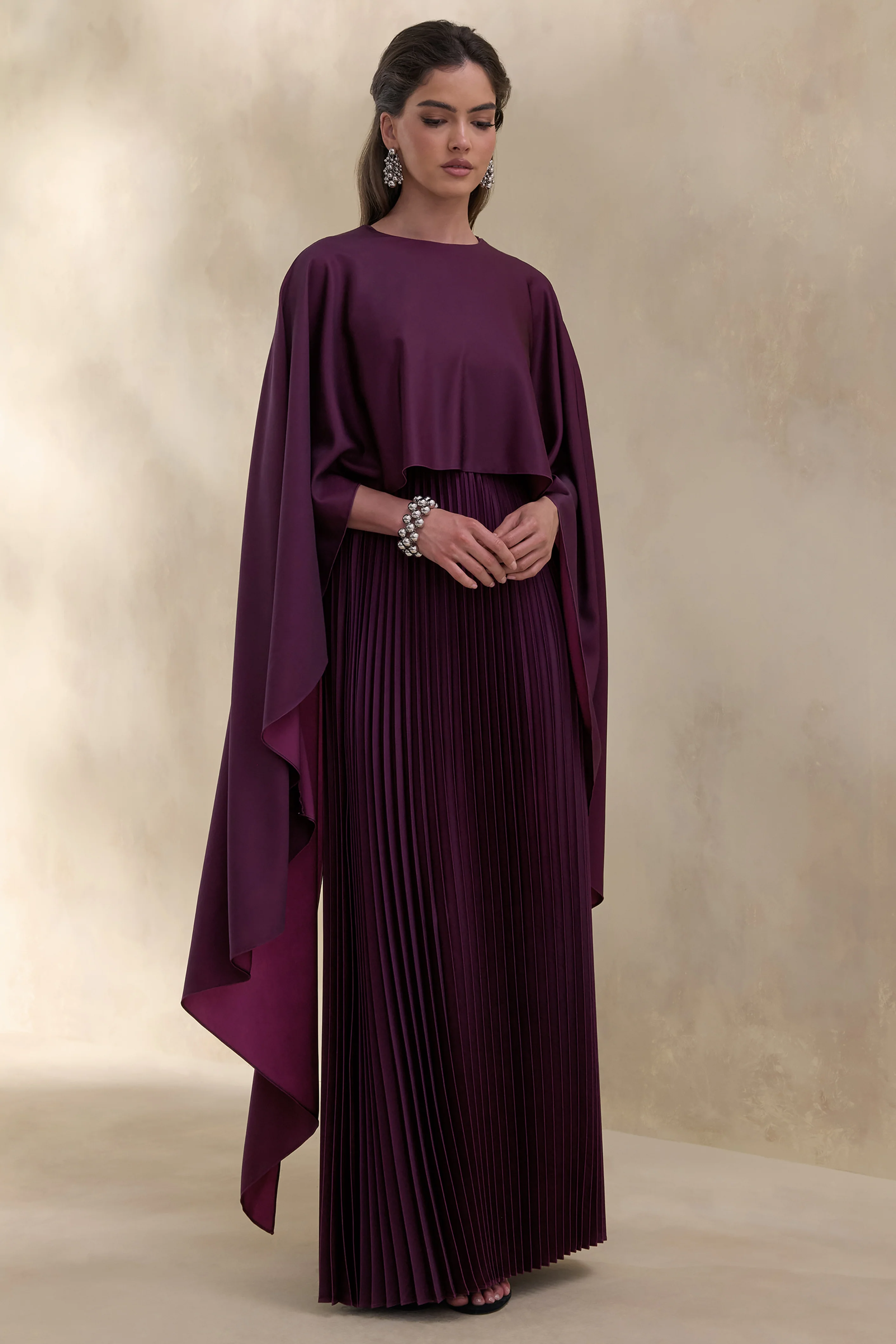 Loradia | Donker Pruim Satijnen Ronde Hals Maxi Jurk Met Cape Mouwen En Geplooide Rok - Image 4