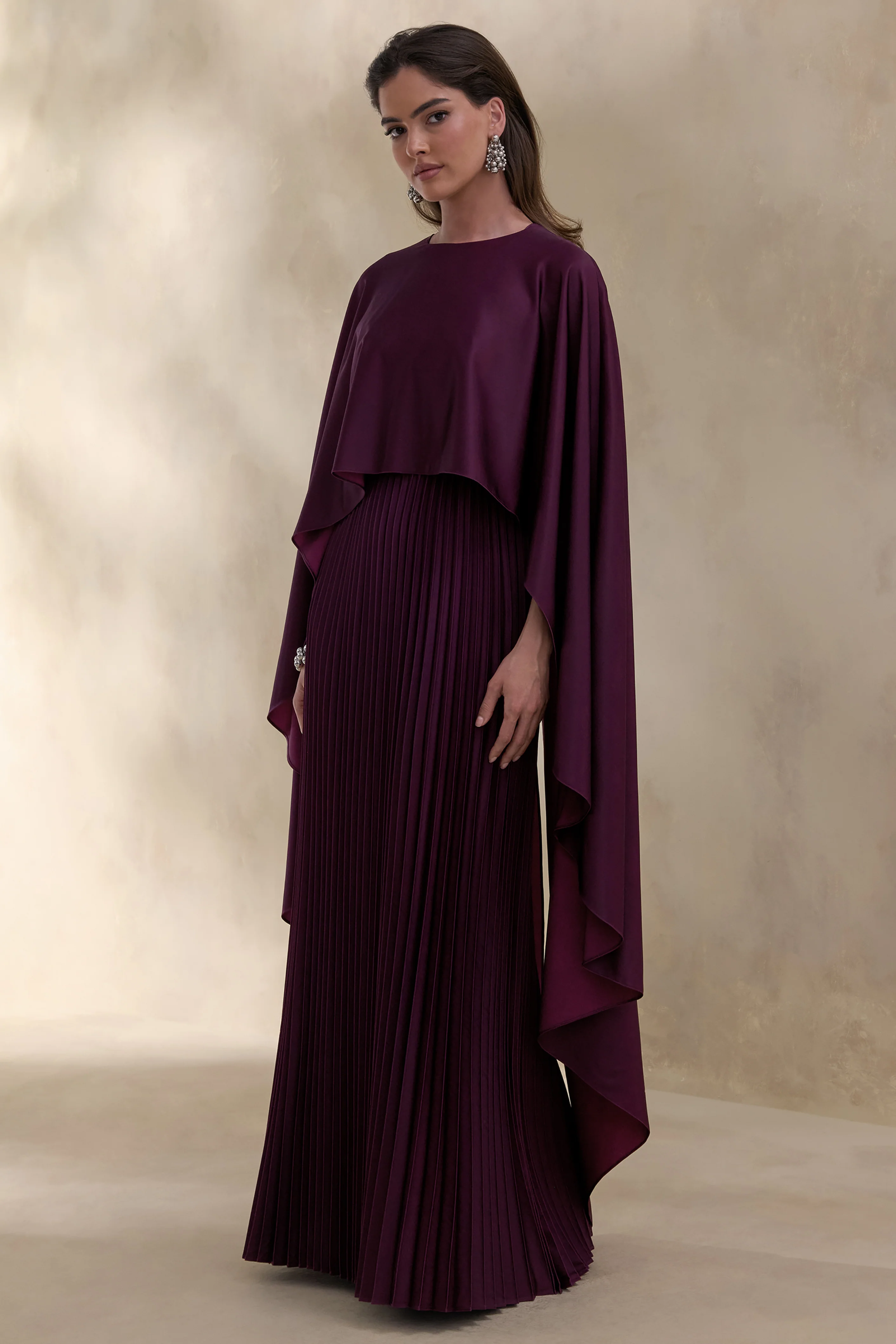 Loradia | Donker Pruim Satijnen Ronde Hals Maxi Jurk Met Cape Mouwen En Geplooide Rok - Image 5