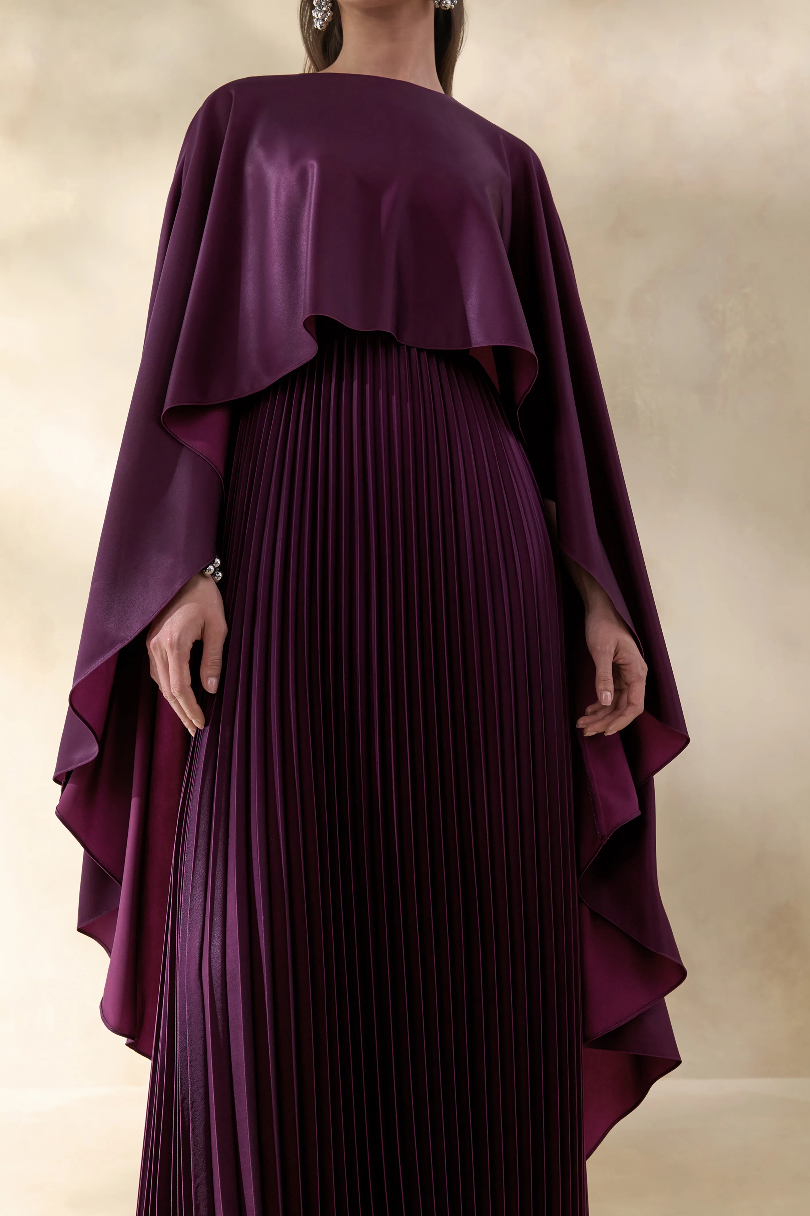 Loradia | Donker Pruim Satijnen Ronde Hals Maxi Jurk Met Cape Mouwen En Geplooide Rok - Image 6