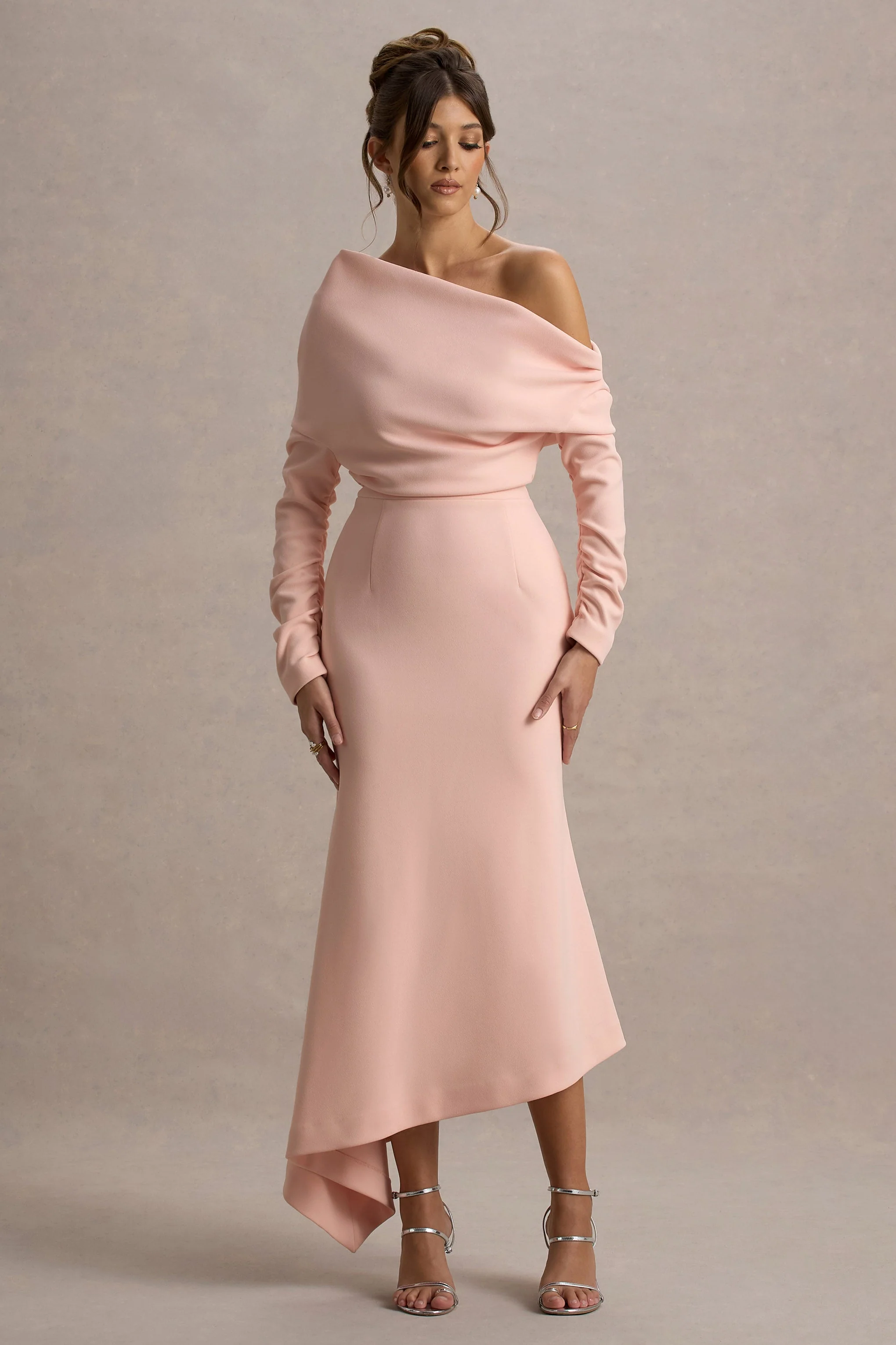 Lou | Rode Asymmetrische Maxi Jurk Met Blote Schouder - Image 4
