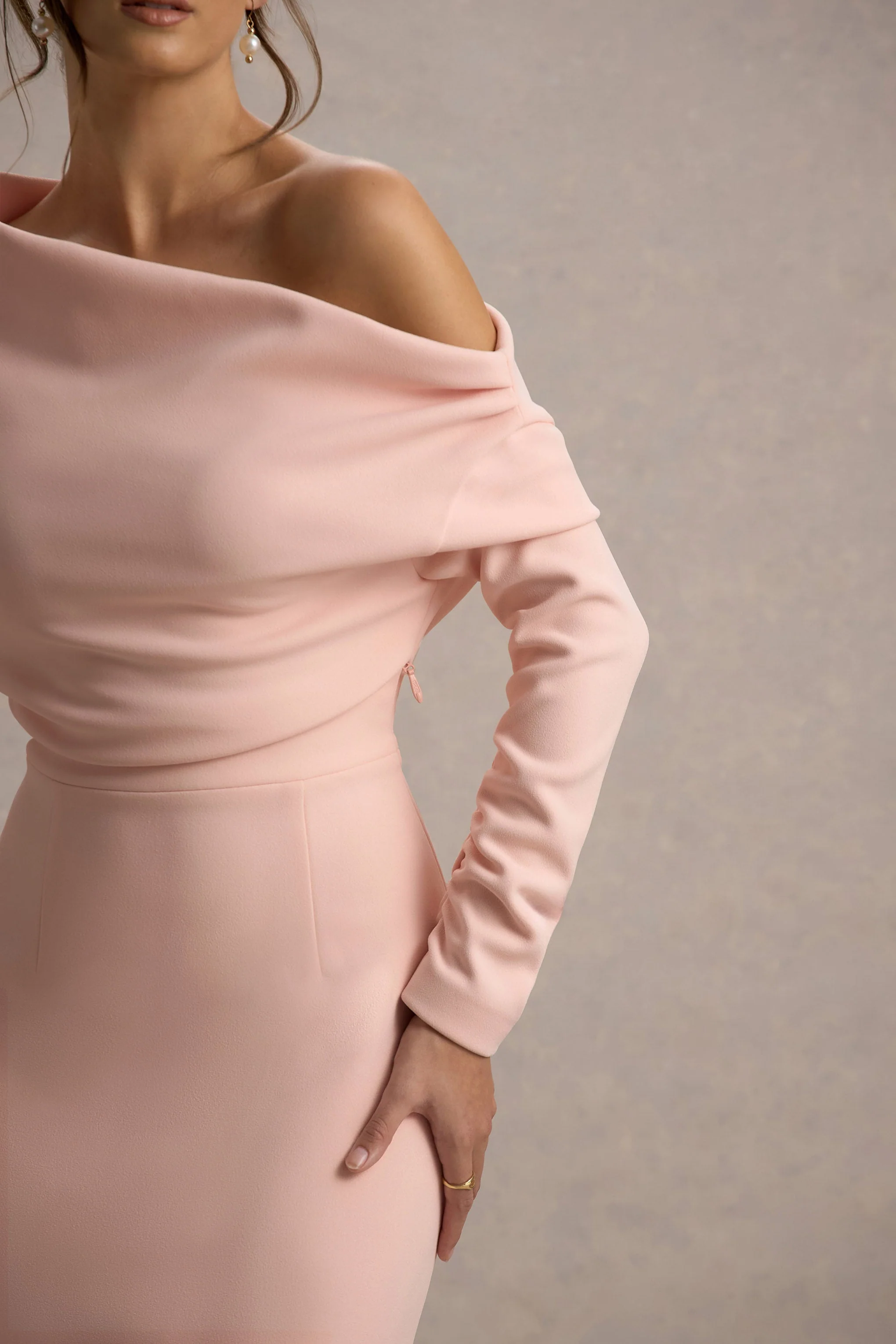 Lou | Rode Asymmetrische Maxi Jurk Met Blote Schouder - Image 6