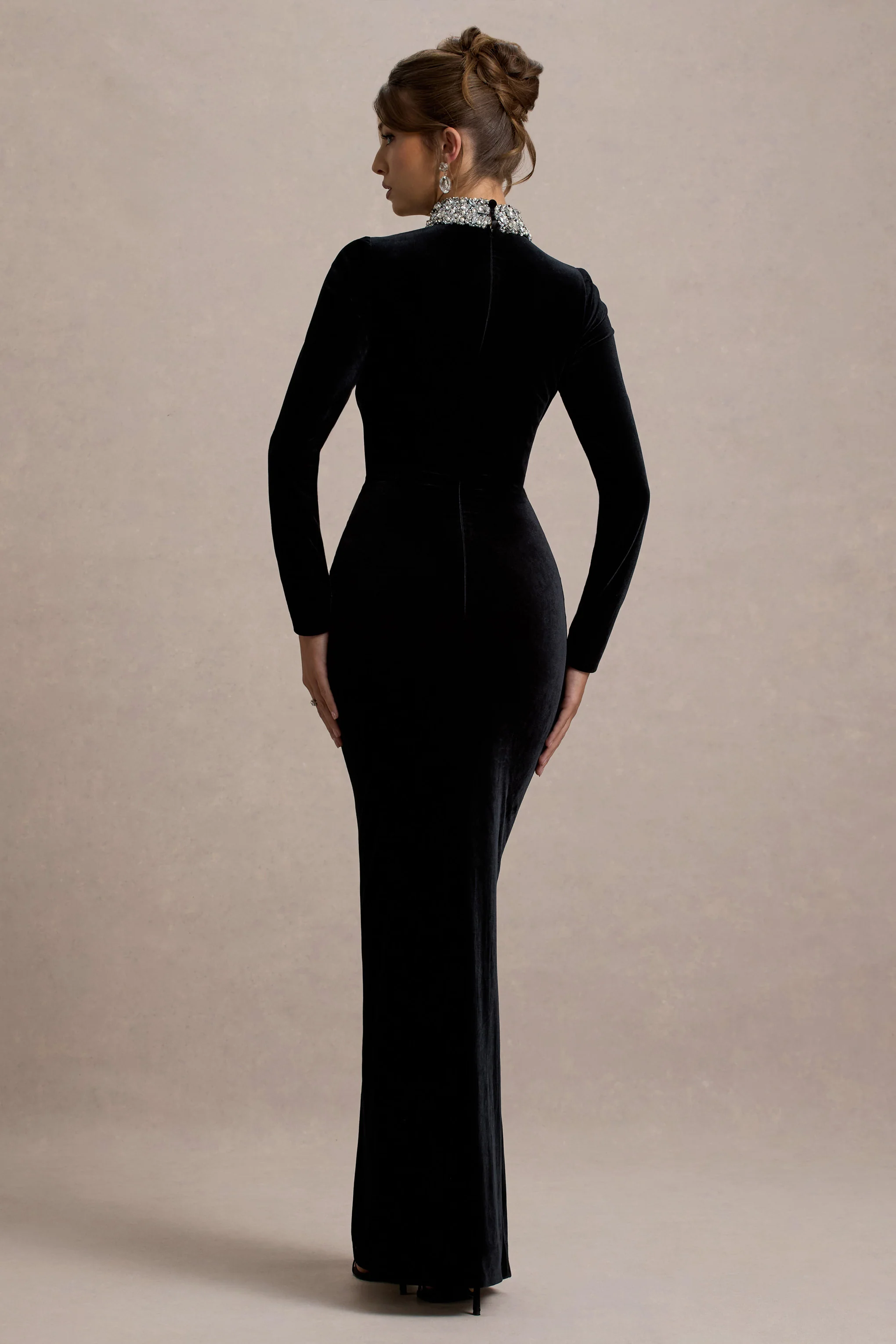 Love Lost | Zwarte Fluwelen Versierde Maxi Jurk Met Gedraaide Detail - Image 2