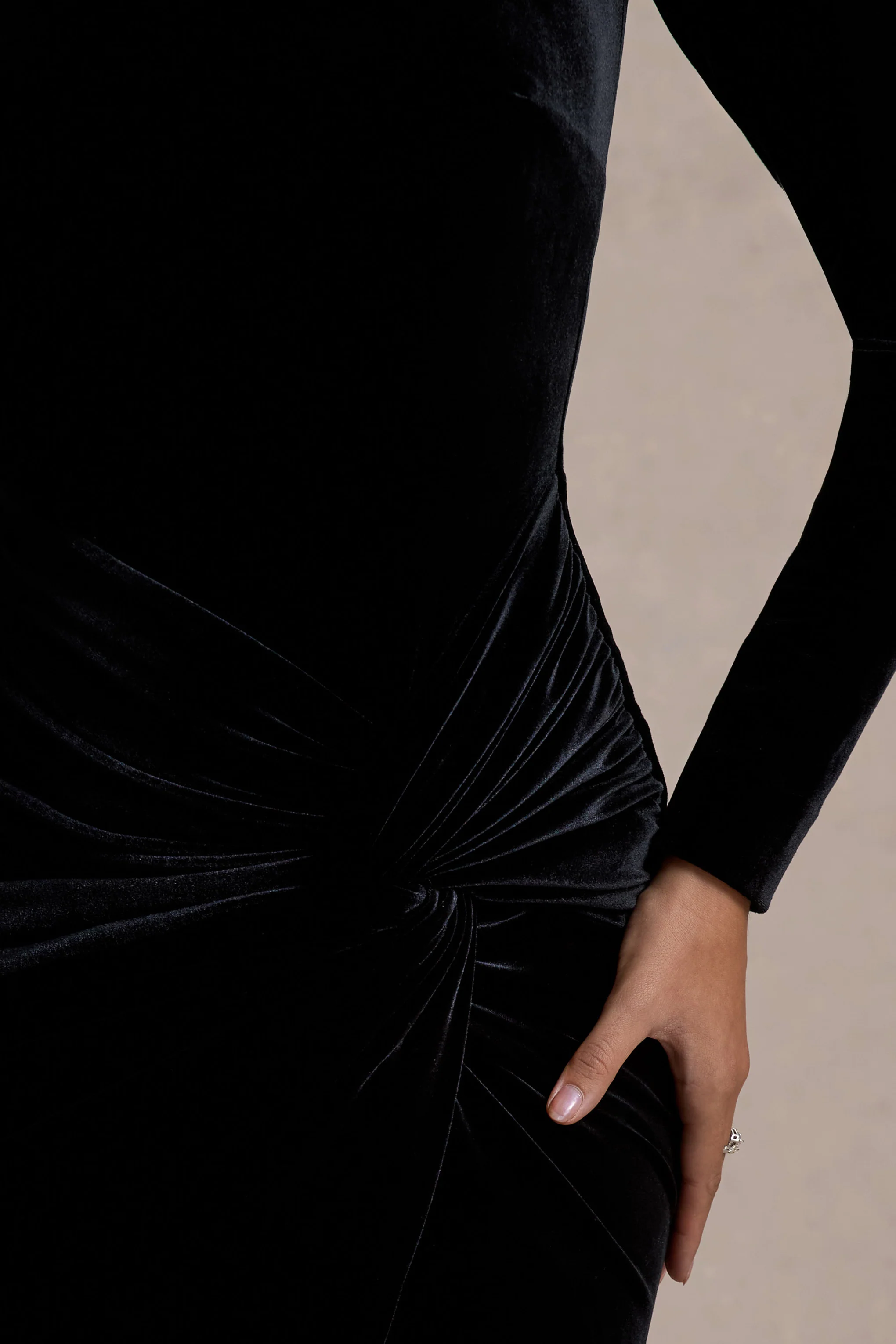 Love Lost | Zwarte Fluwelen Versierde Maxi Jurk Met Gedraaide Detail - Image 7