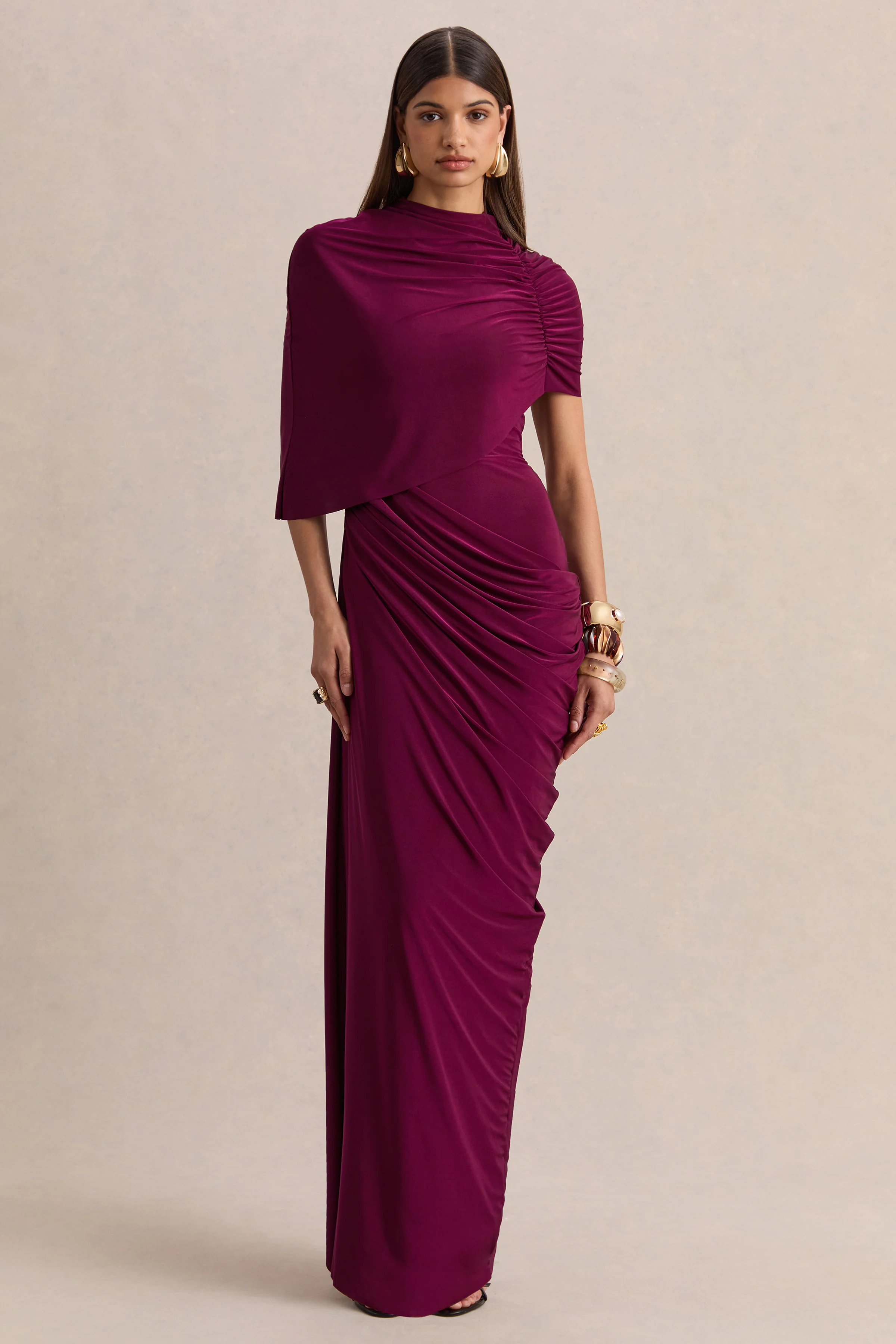 Lunaline | Bessenrode Hoge Halslijn Maxi Jurk met Asymmetrische Cape en Gedrapeerde Details