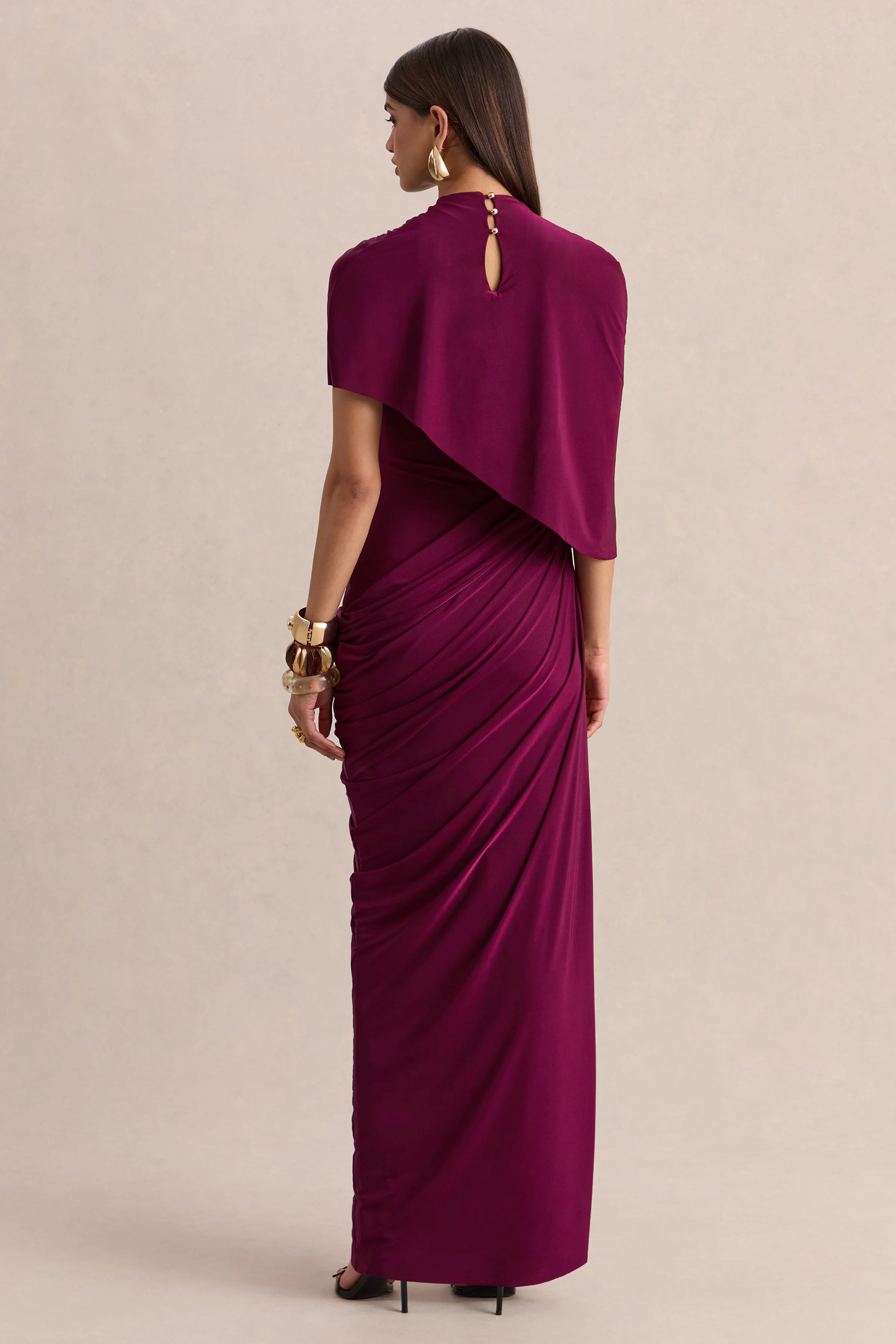 Lunaline | Bessenrode Hoge Halslijn Maxi Jurk met Asymmetrische Cape en Gedrapeerde Details - Image 2