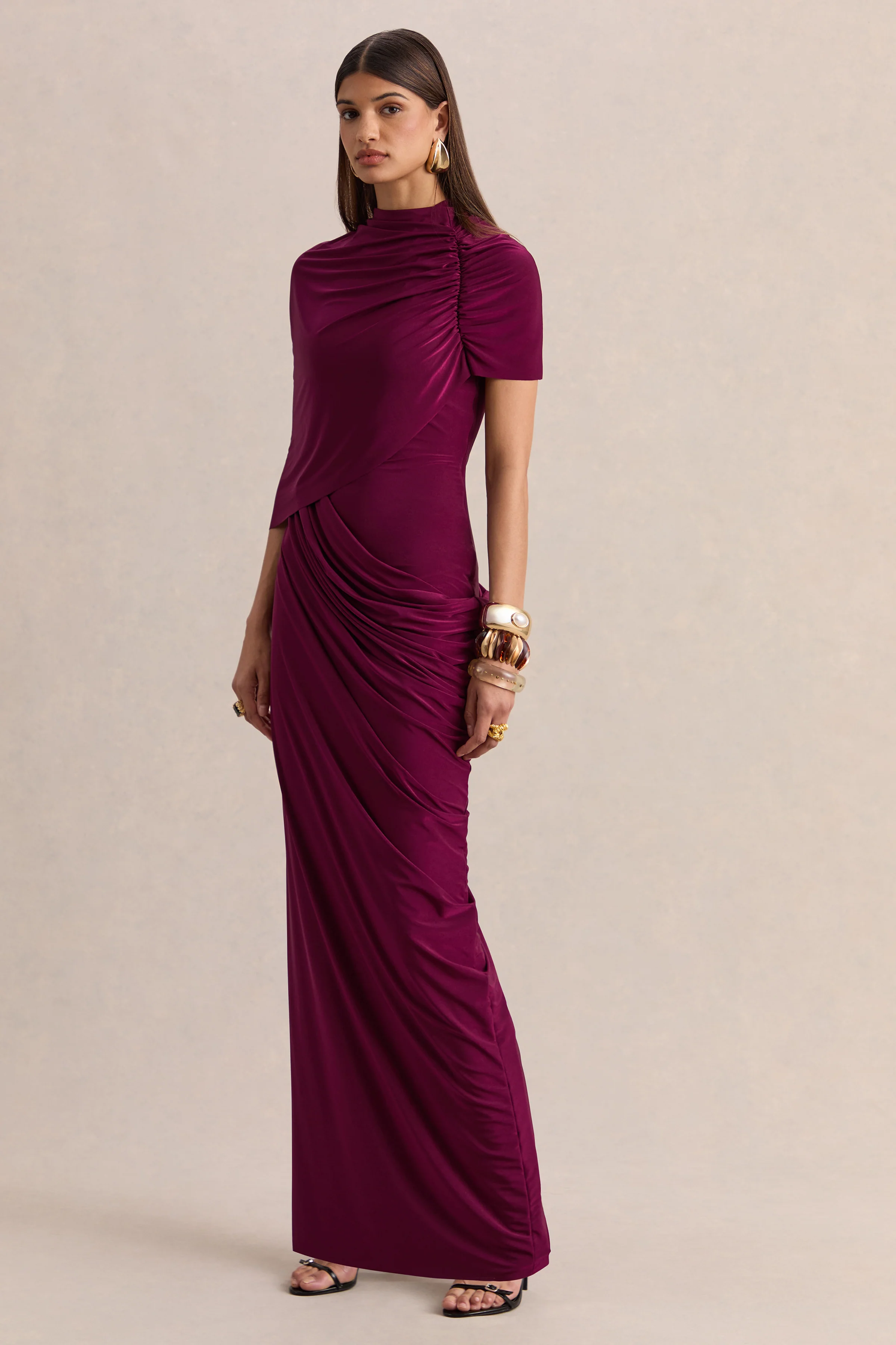Lunaline | Bessenrode Hoge Halslijn Maxi Jurk met Asymmetrische Cape en Gedrapeerde Details - Image 4