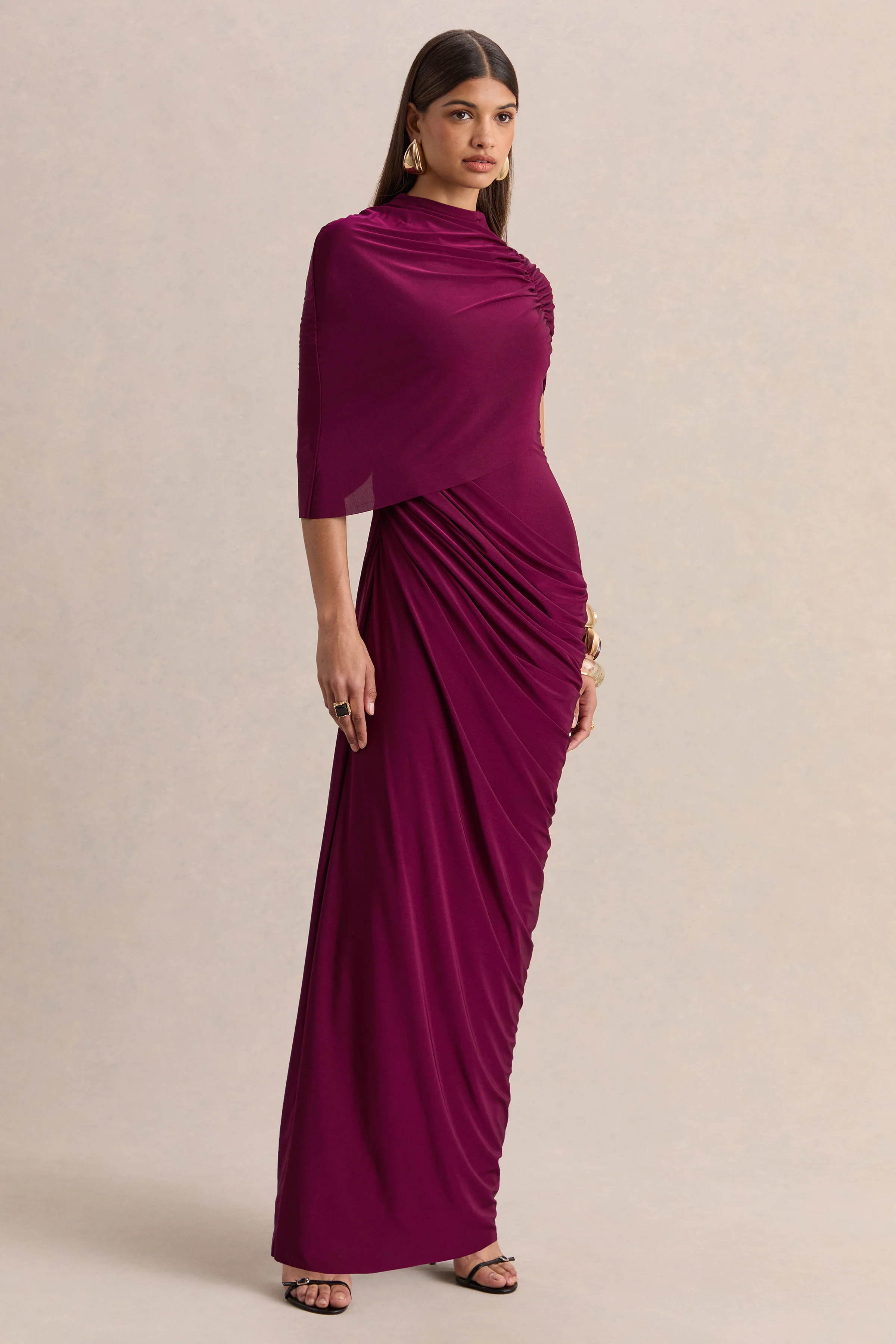 Lunaline | Bessenrode Hoge Halslijn Maxi Jurk met Asymmetrische Cape en Gedrapeerde Details - Image 5