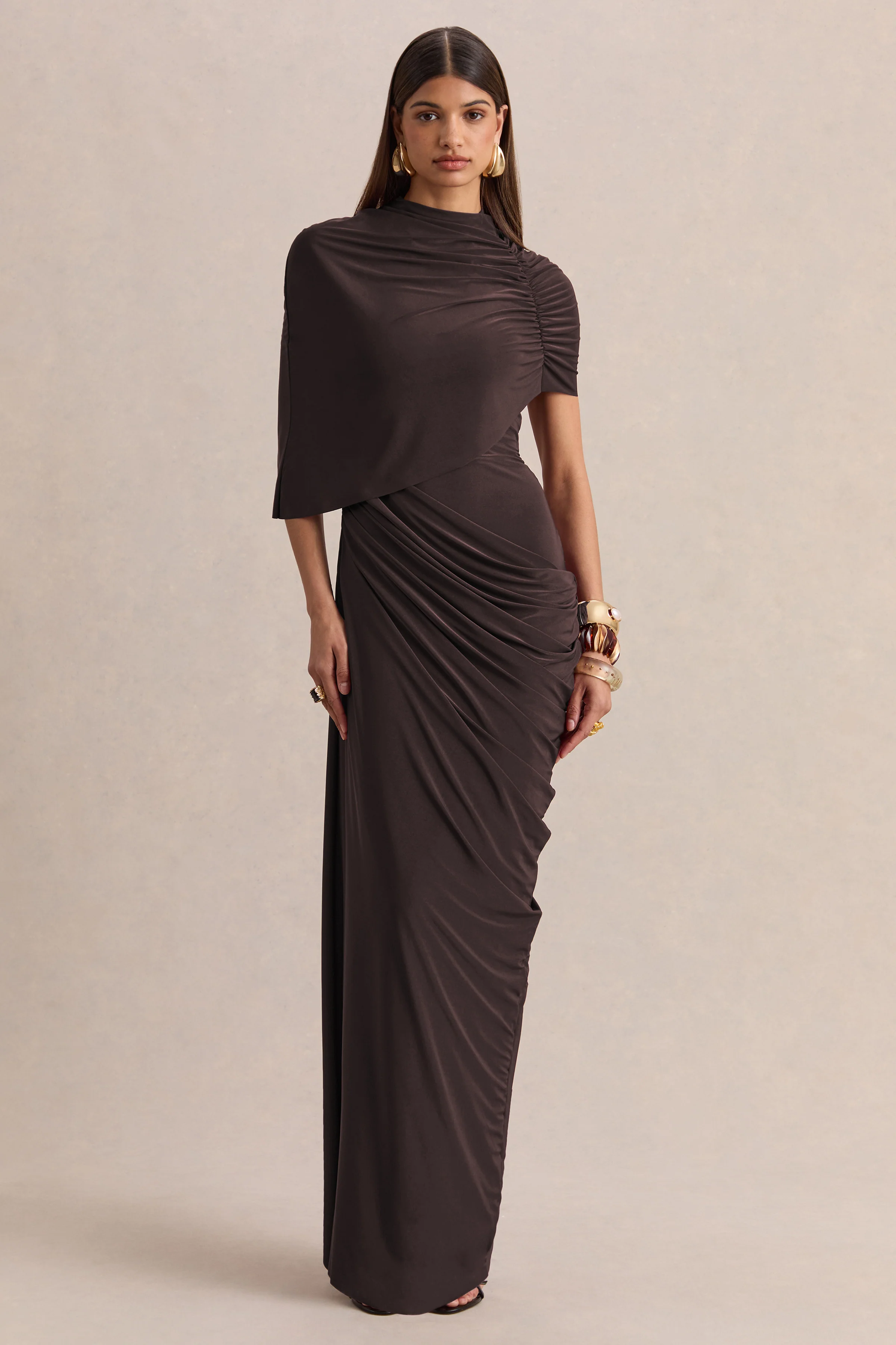 Lunaline | Bruine Hoge Hals Maxi Jurk met Asymmetrische Cape en Gedrapeerde Details