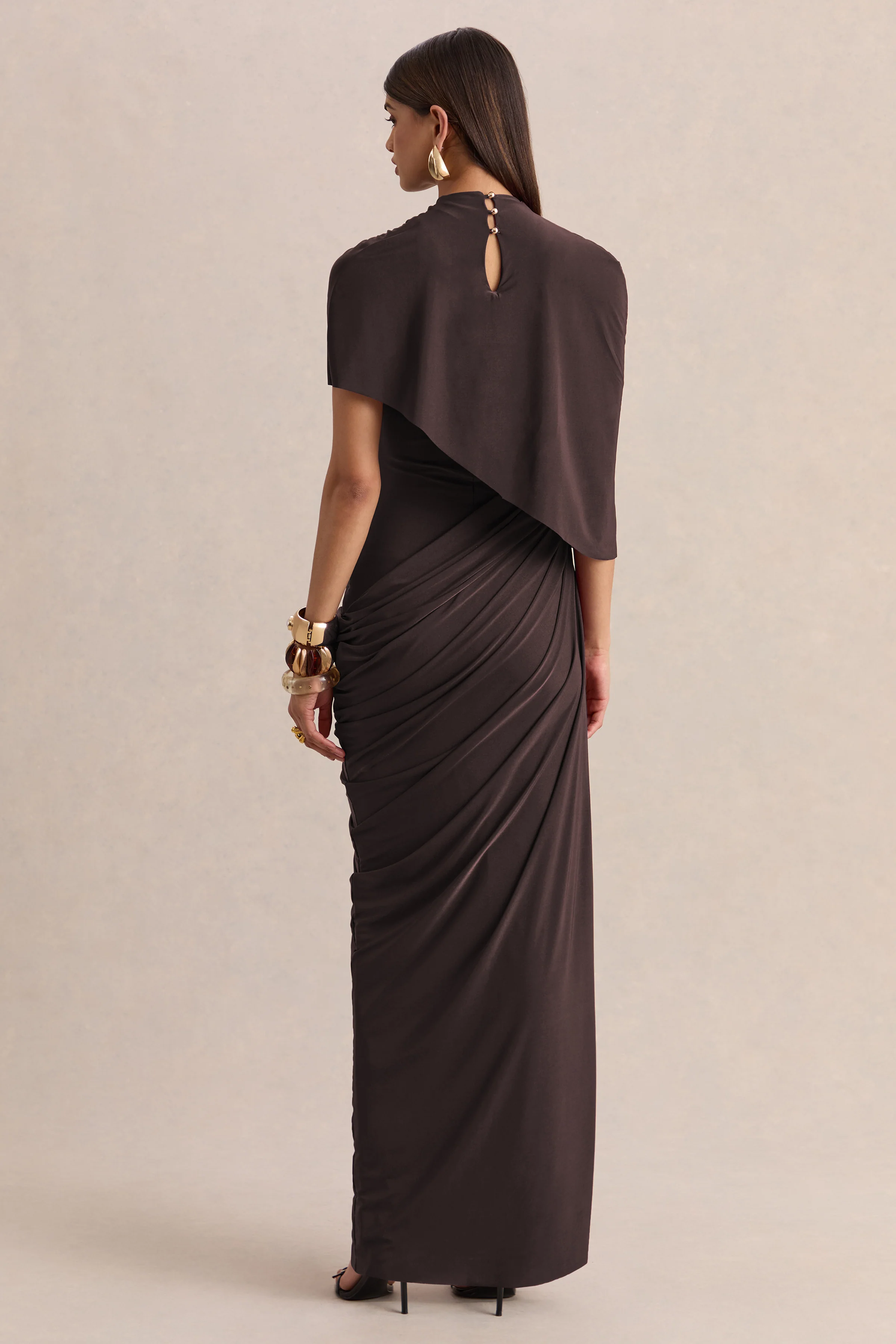 Lunaline | Bruine Hoge Hals Maxi Jurk met Asymmetrische Cape en Gedrapeerde Details - Image 2