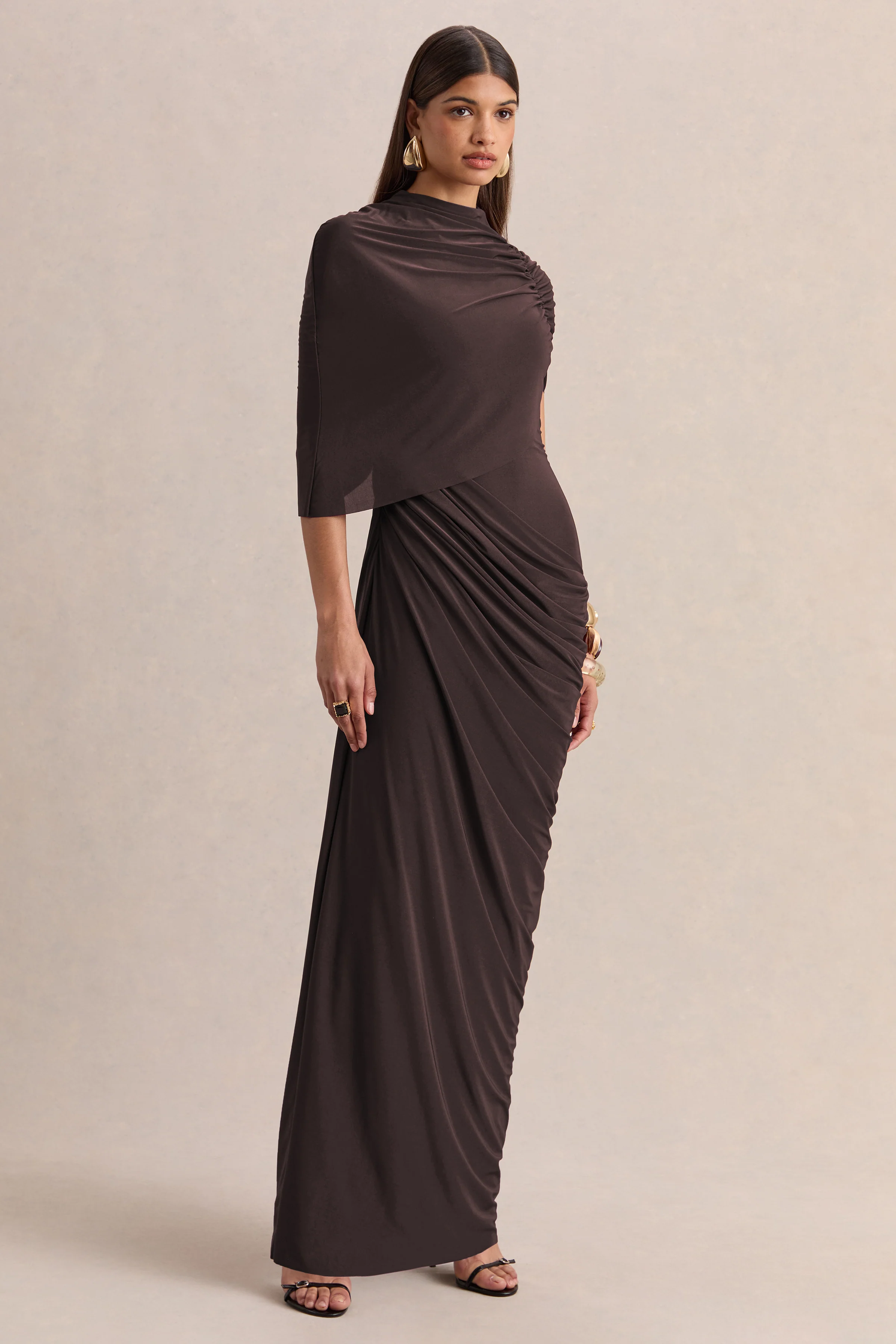 Lunaline | Bruine Hoge Hals Maxi Jurk met Asymmetrische Cape en Gedrapeerde Details - Image 4