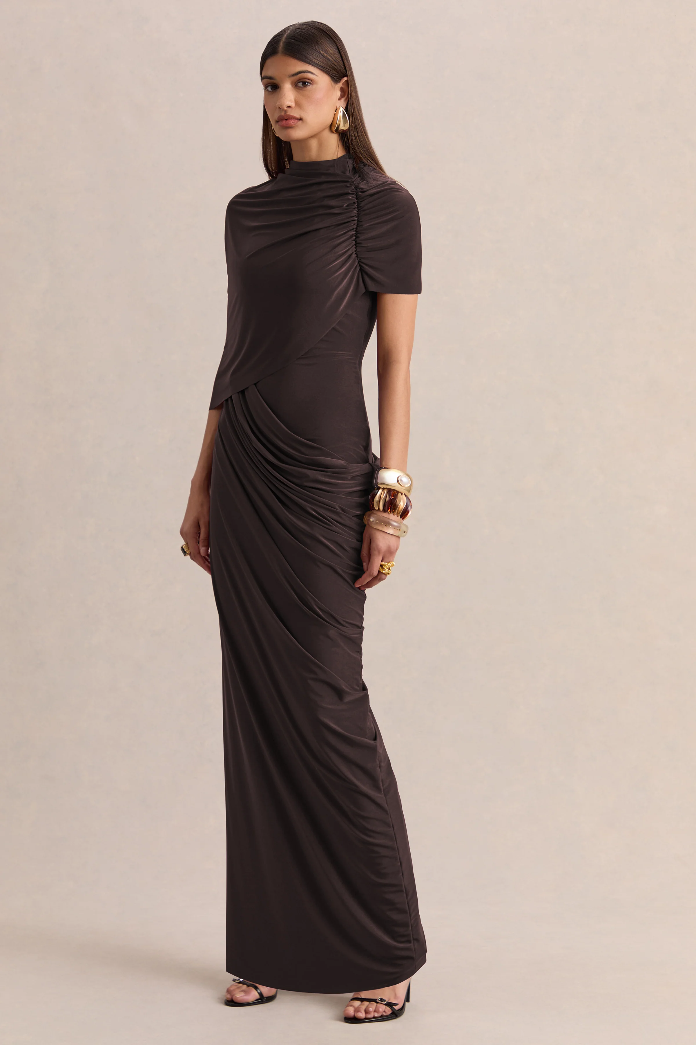 Lunaline | Bruine Hoge Hals Maxi Jurk met Asymmetrische Cape en Gedrapeerde Details - Image 5