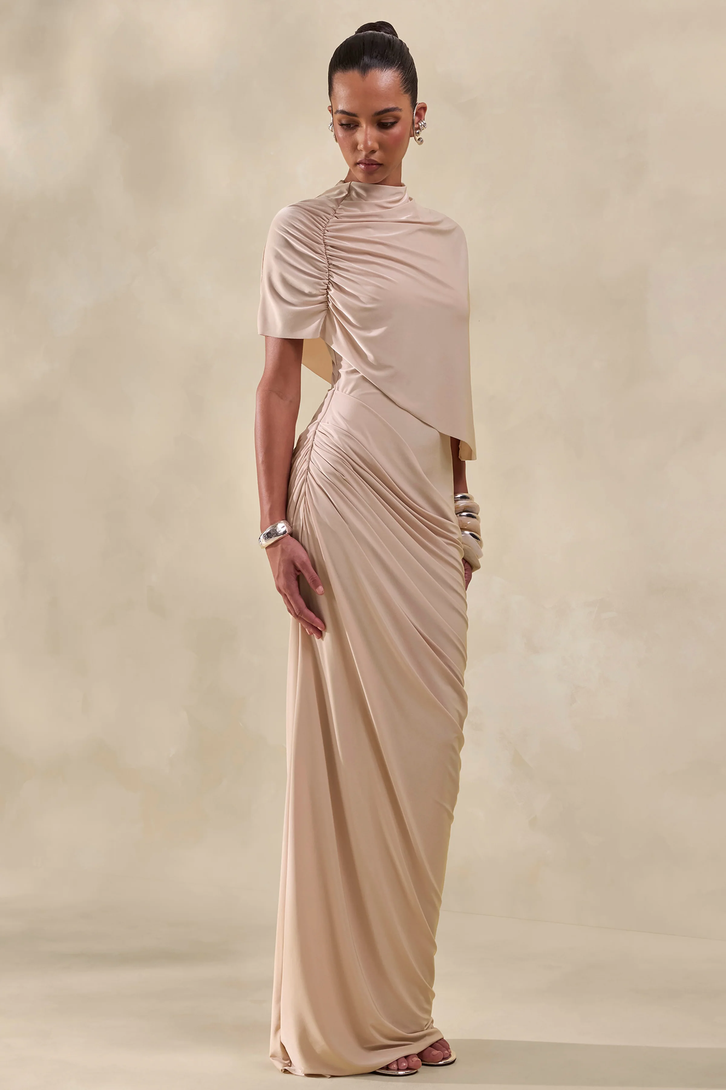 Lunaline | Champagne Hoge Hals Maxi Jurk met Asymmetrische Cape en Gedrapeerde Details