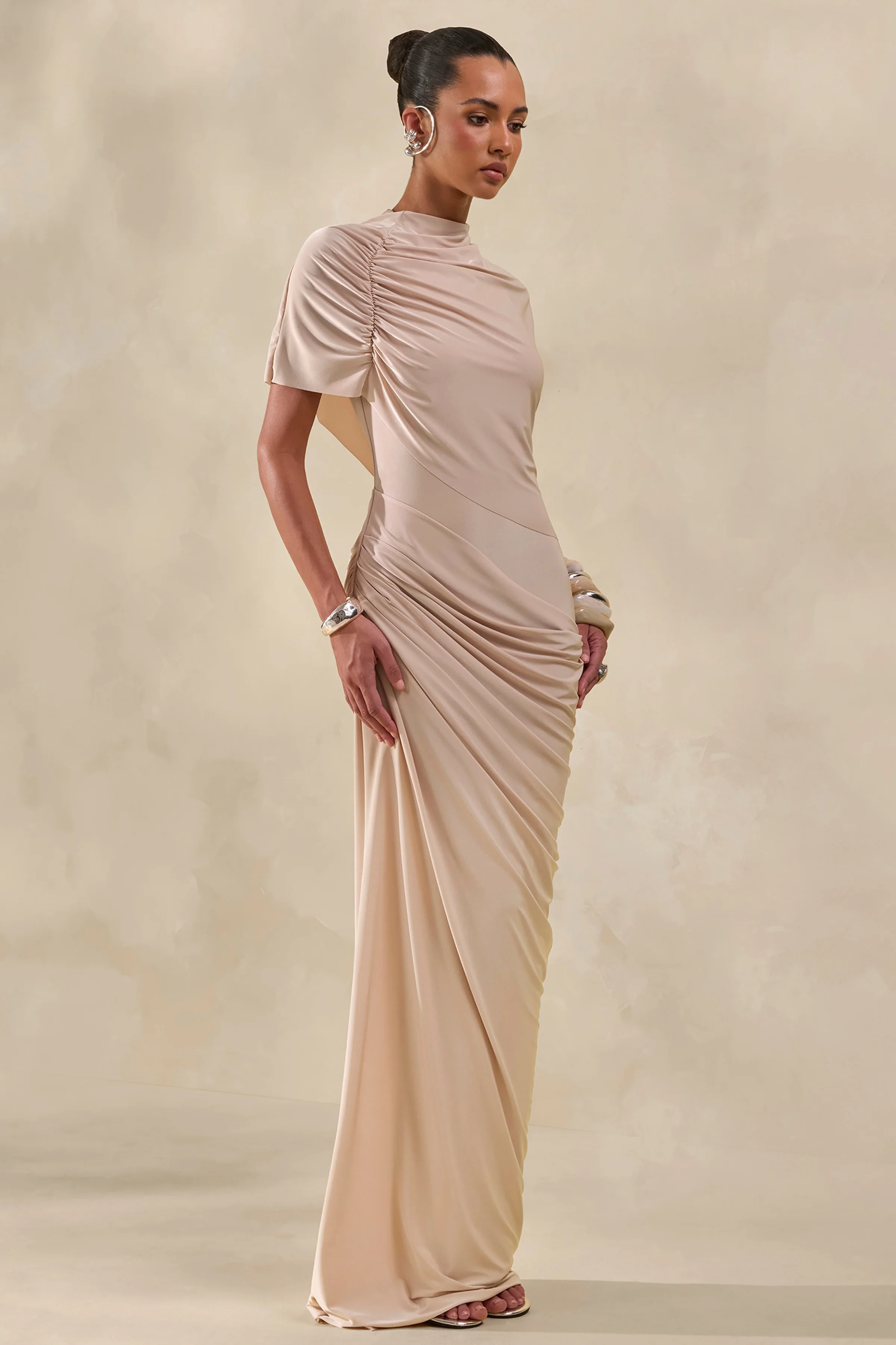 Lunaline | Champagne Hoge Hals Maxi Jurk met Asymmetrische Cape en Gedrapeerde Details - Image 4