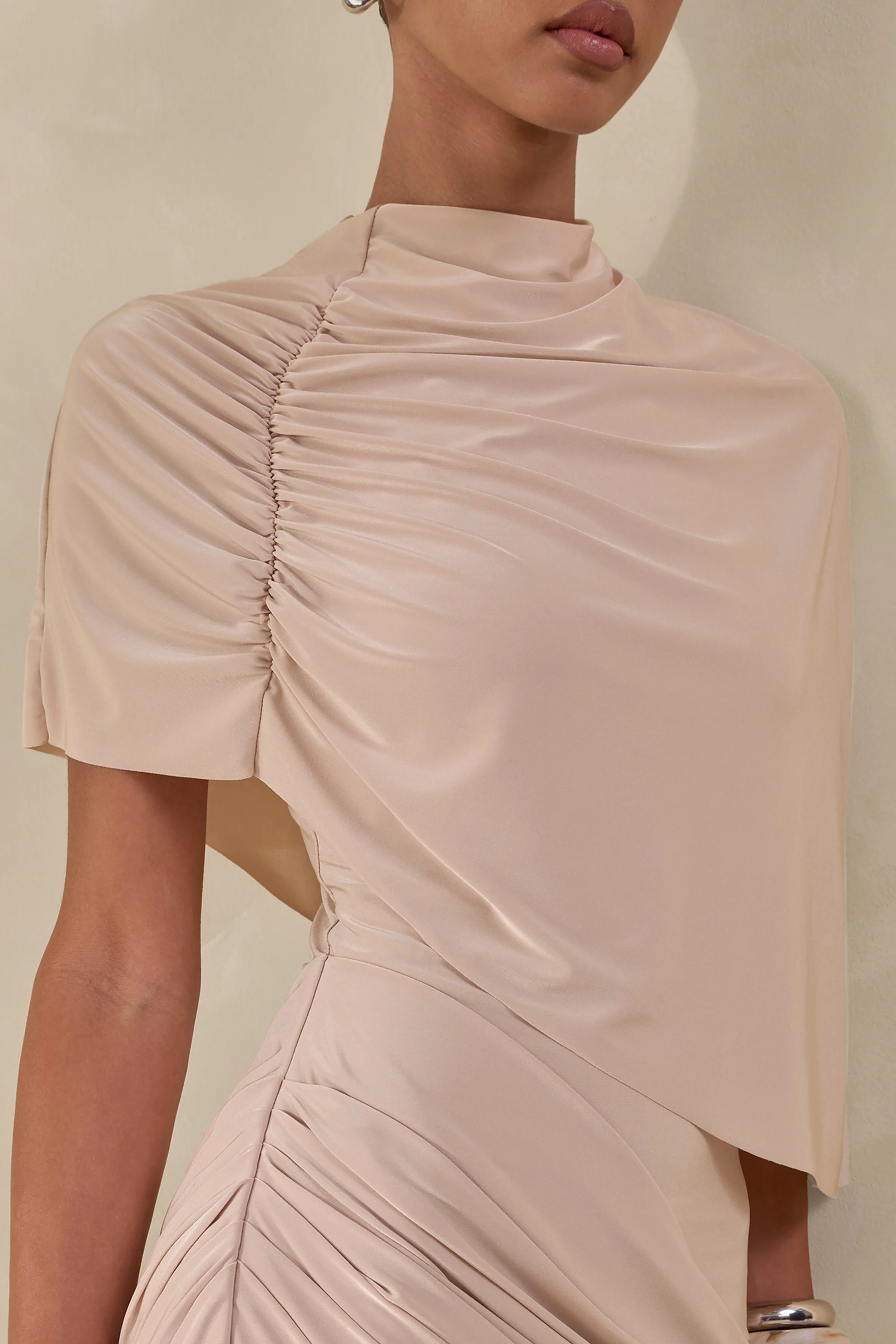 Lunaline | Champagne Hoge Hals Maxi Jurk met Asymmetrische Cape en Gedrapeerde Details - Image 9