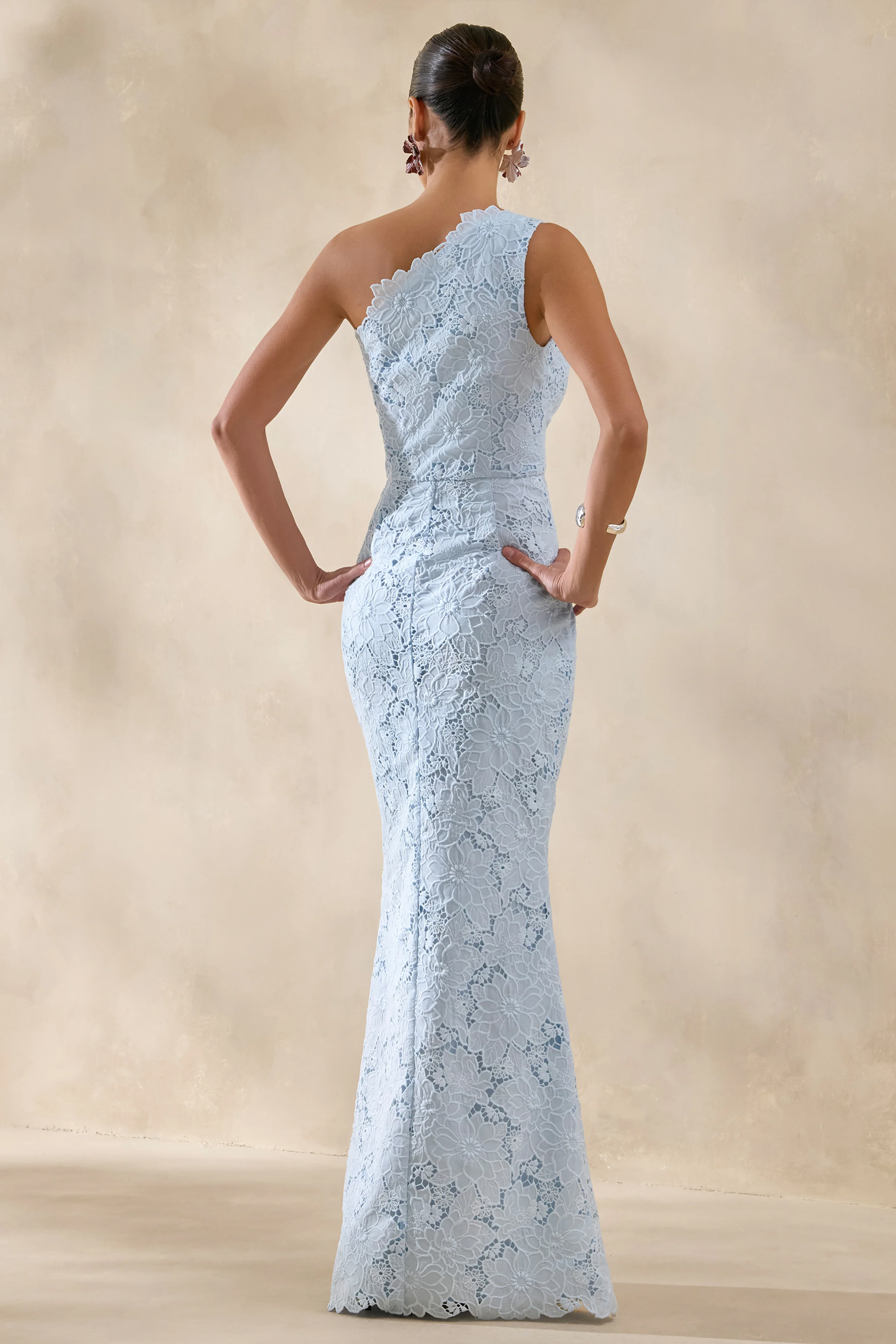 Lunia | Poederblauwe Broderie Maxi Jurk Met Asymmetrische Hals - Image 2