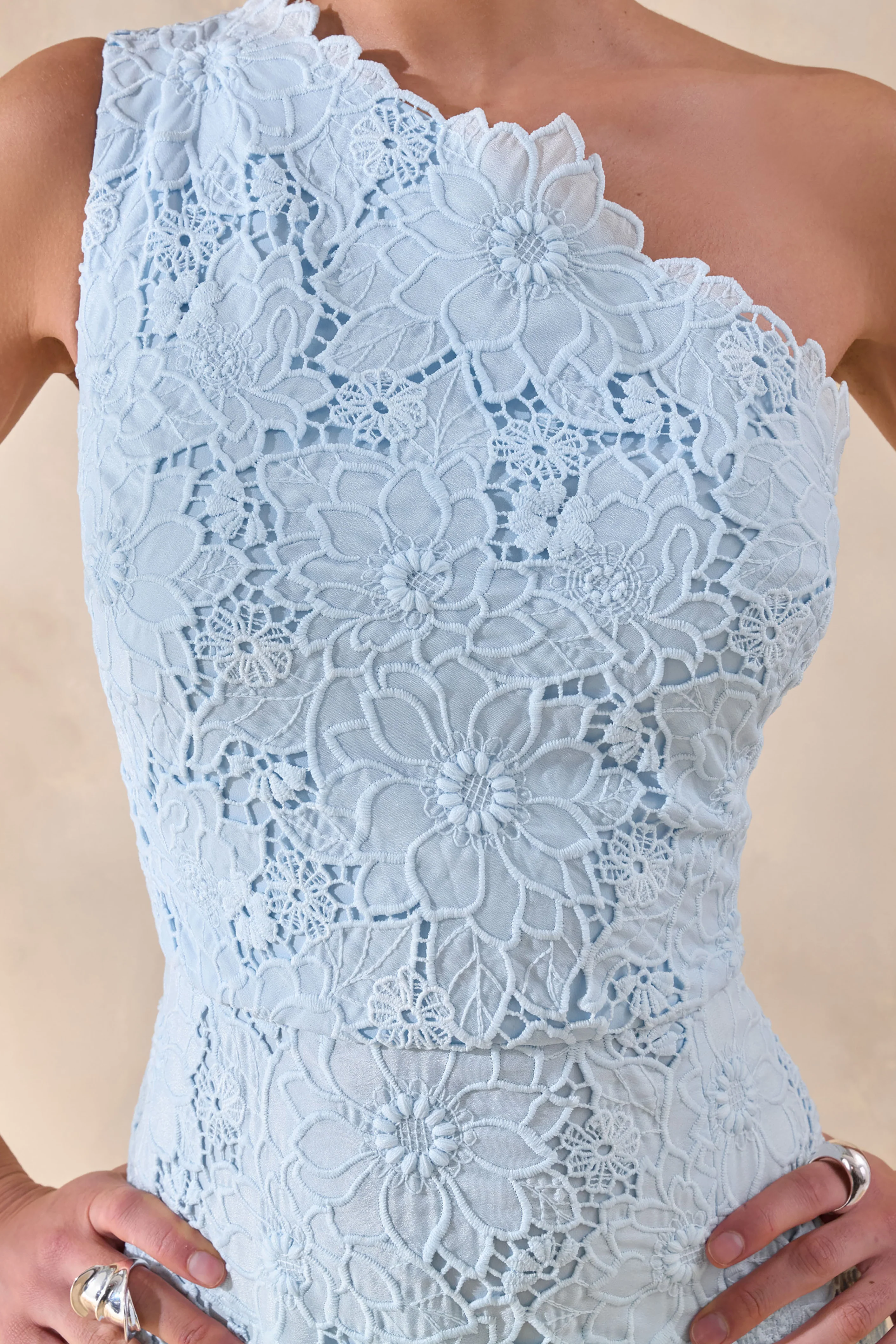 Lunia | Poederblauwe Broderie Maxi Jurk Met Asymmetrische Hals - Image 6