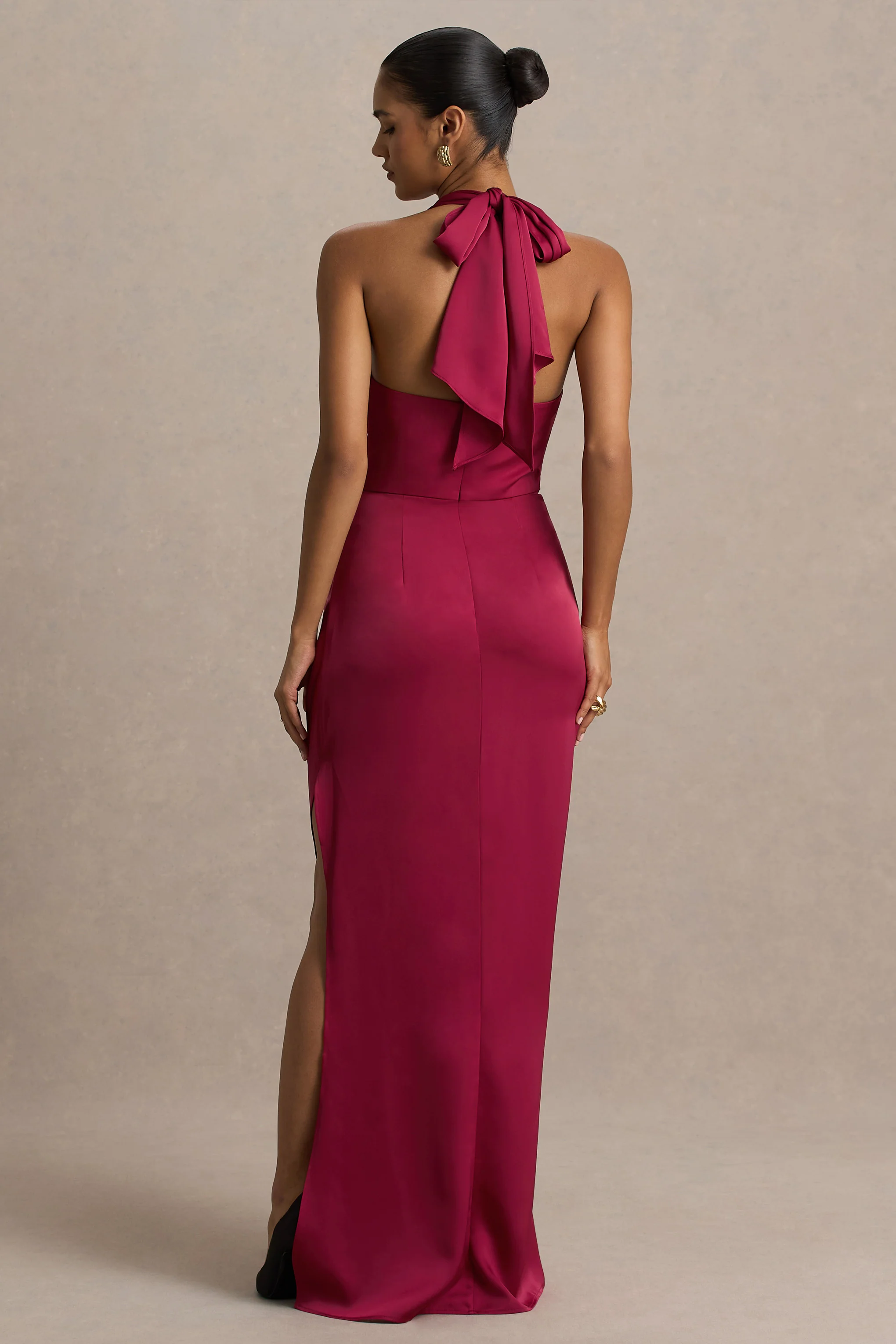 Lynette | Bordeaux Satijnen Asymmetrische Maxi Jurk Met Diepe V-Hals - Image 2