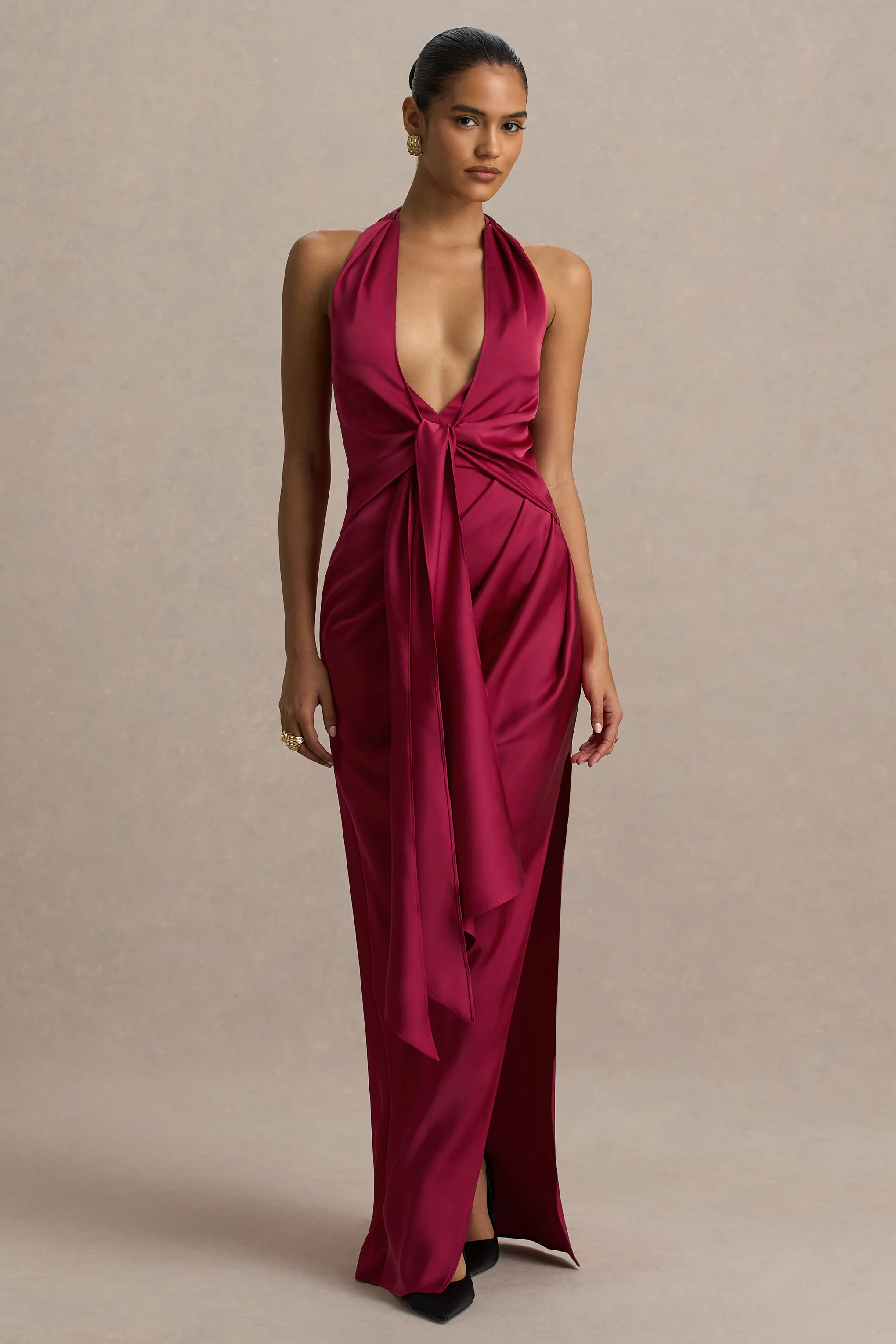 Lynette | Bordeaux Satijnen Asymmetrische Maxi Jurk Met Diepe V-Hals - Image 3
