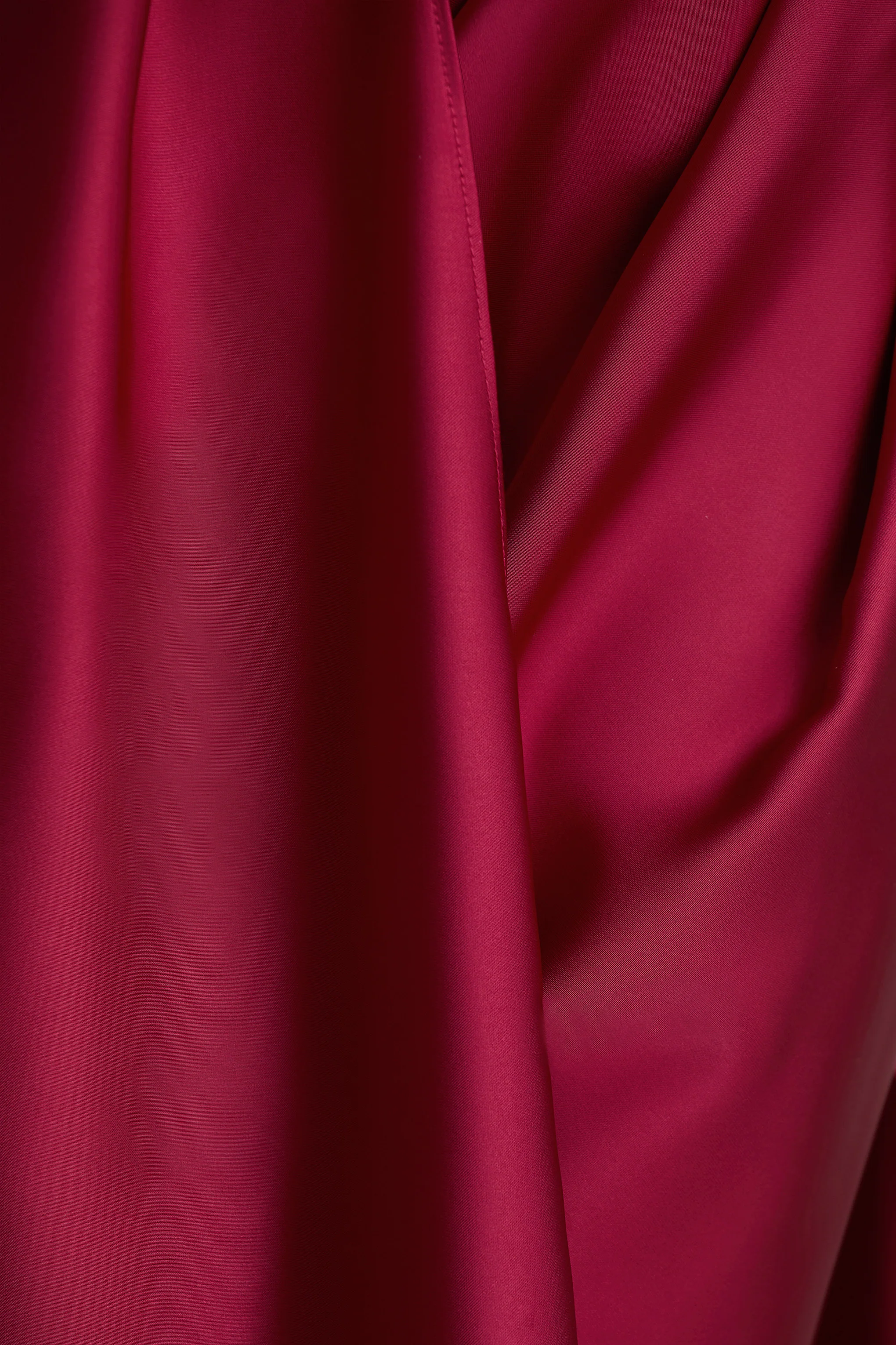 Lynette | Bordeaux Satijnen Asymmetrische Maxi Jurk Met Diepe V-Hals - Image 6