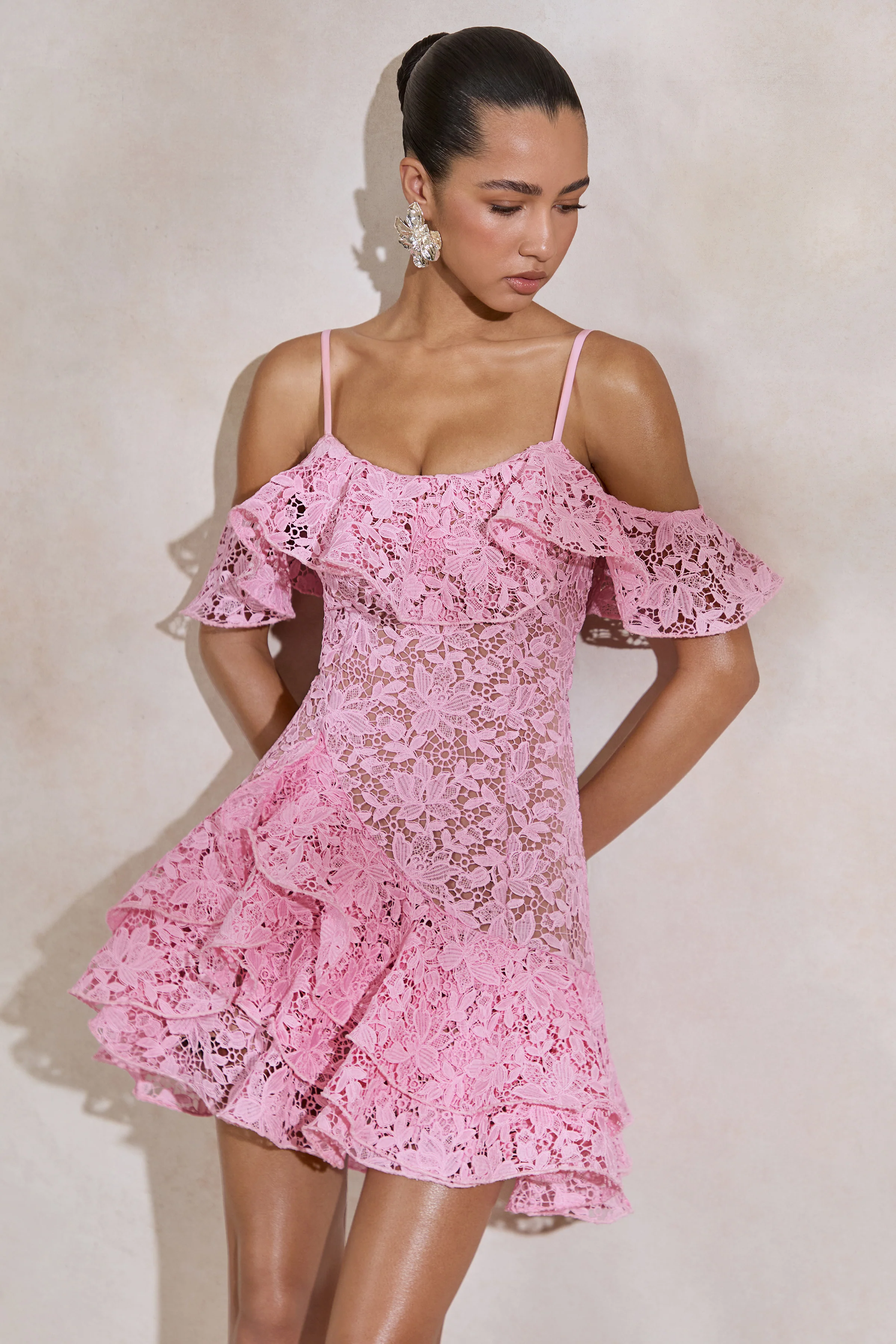 Lyris | Roze Kanten Mini Jurk Met Lage Ronde Hals En Ruches - Image 4