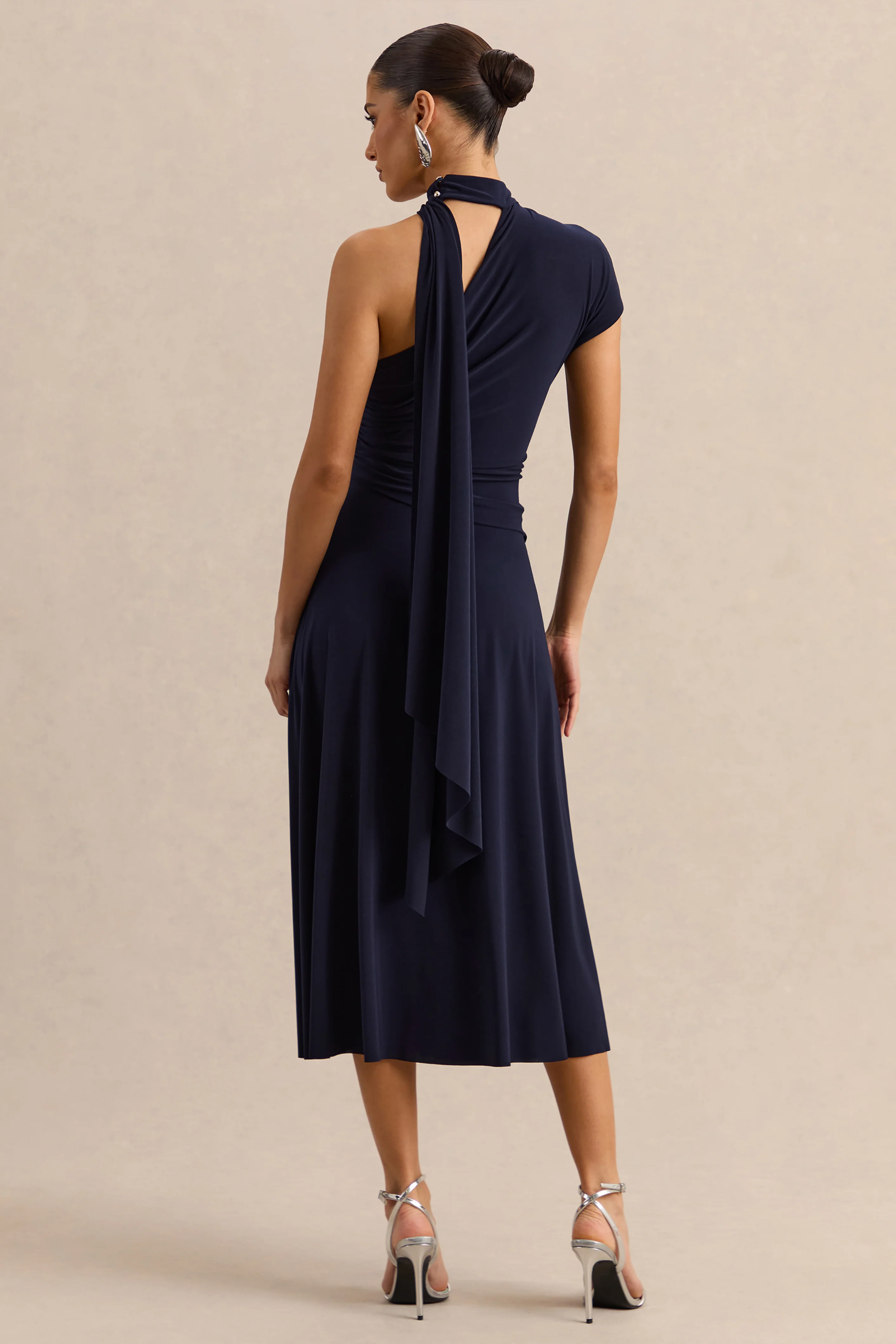 Lythara | Marineblauwe Asymmetrische Hals Midi Jurk Met Sjaal Detail - Image 2
