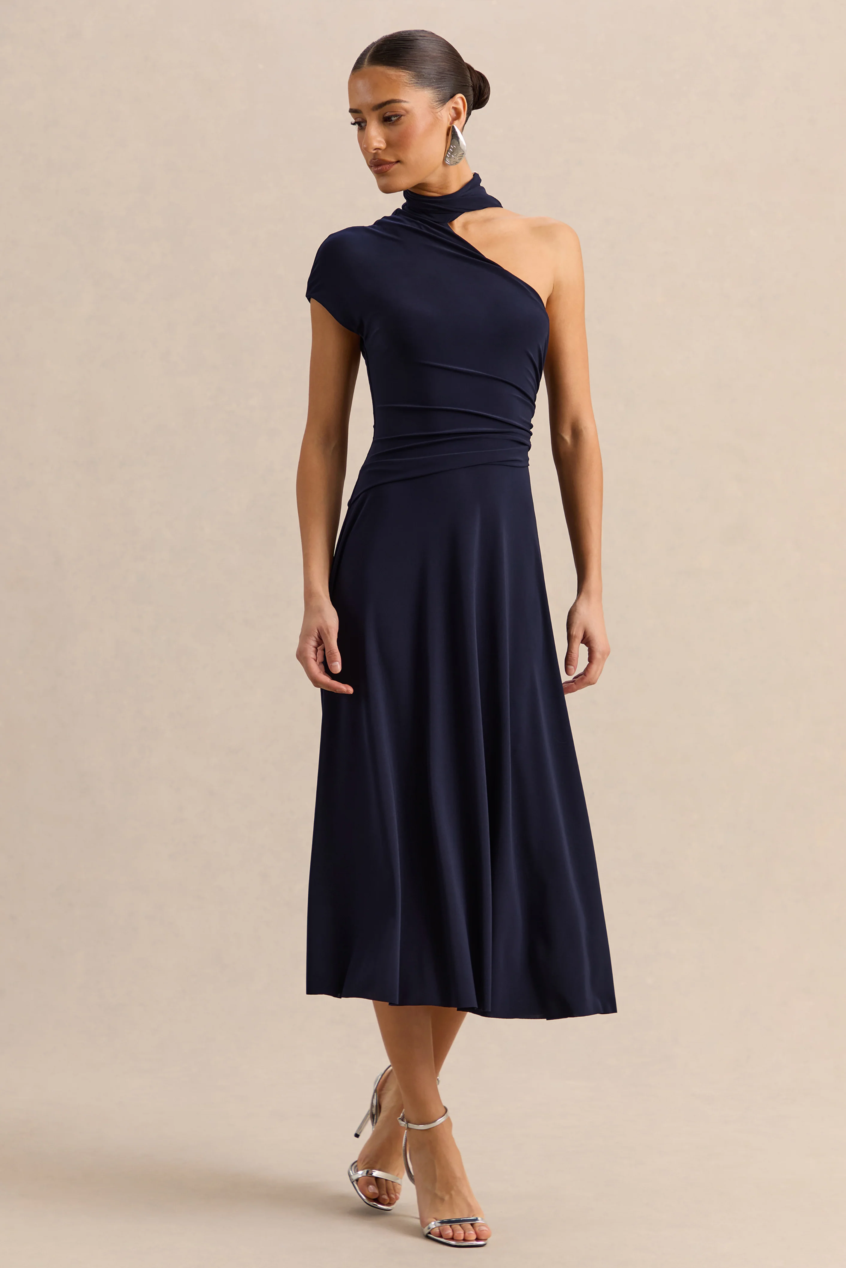 Lythara | Marineblauwe Asymmetrische Hals Midi Jurk Met Sjaal Detail - Image 4