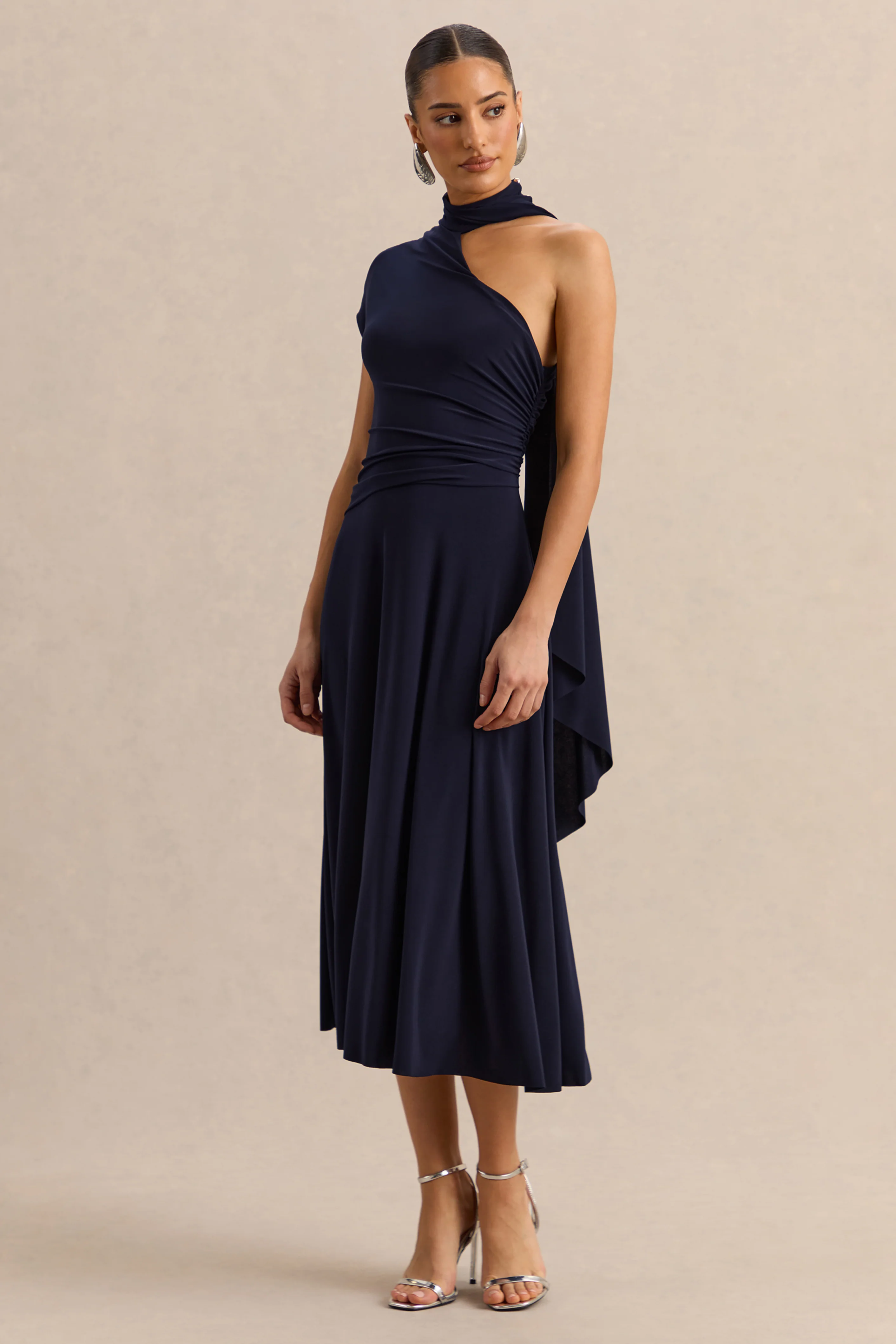 Lythara | Marineblauwe Asymmetrische Hals Midi Jurk Met Sjaal Detail - Image 5
