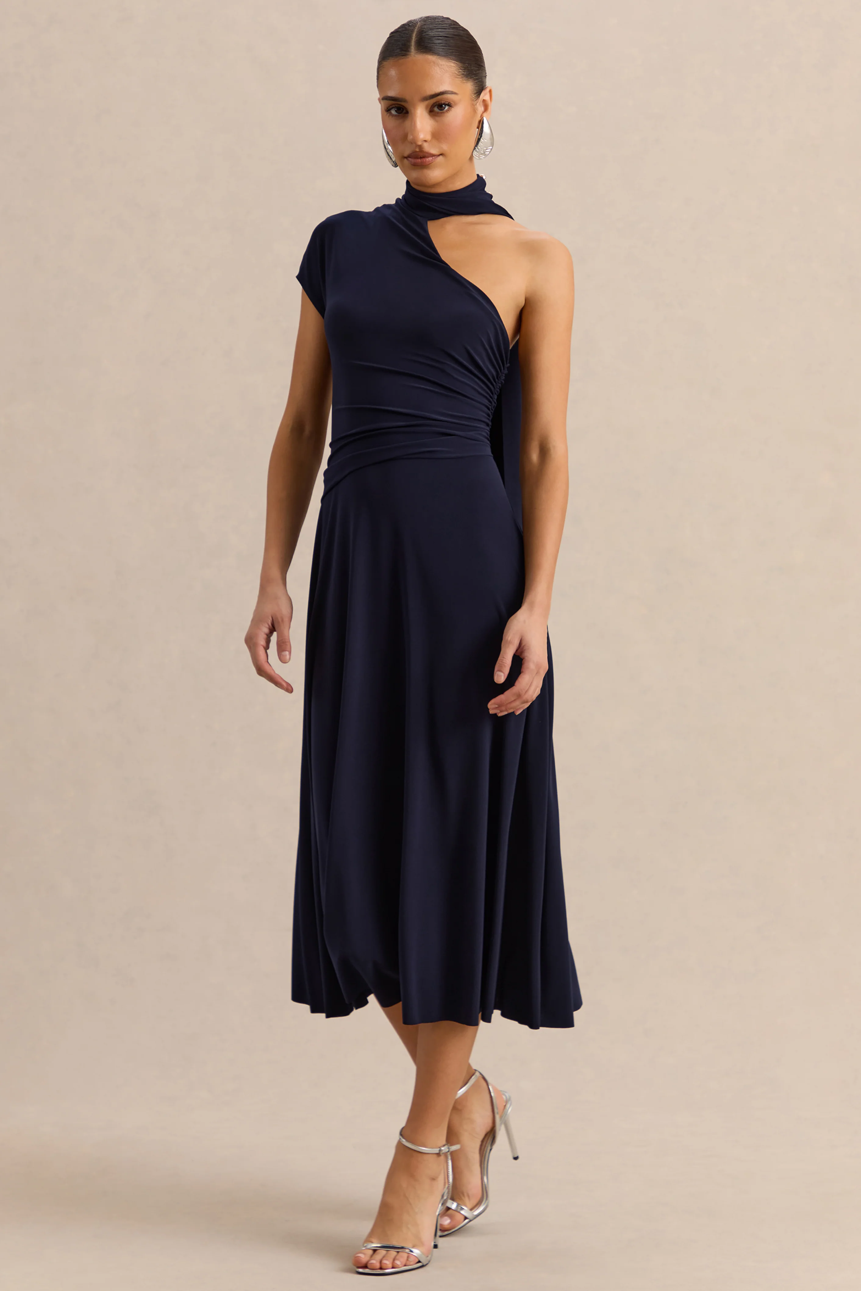Lythara | Marineblauwe Asymmetrische Hals Midi Jurk Met Sjaal Detail - Image 7