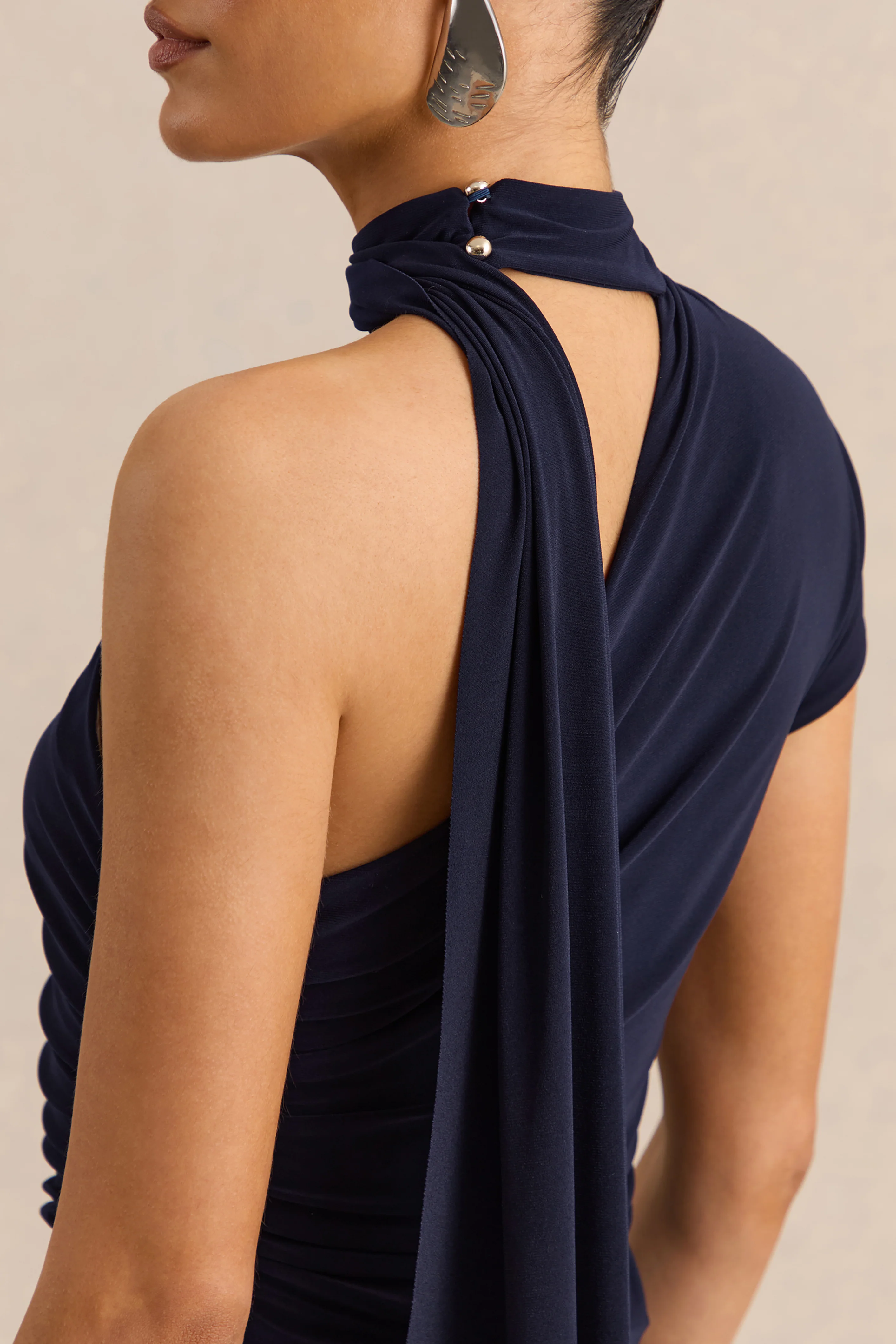 Lythara | Marineblauwe Asymmetrische Hals Midi Jurk Met Sjaal Detail - Image 8