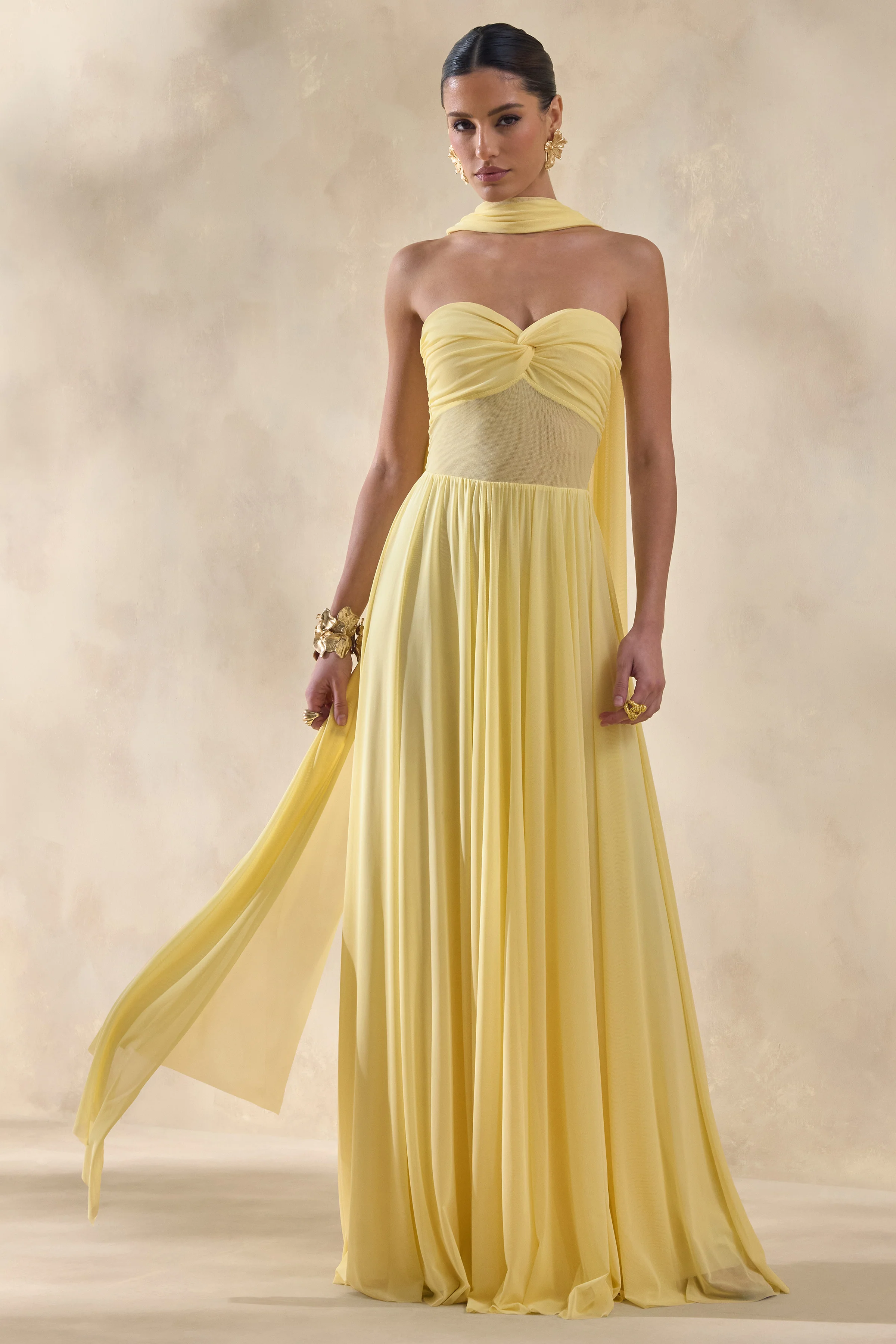 Lyvoria | Citroengele Bandeau Maxi Jurk Met Mesh Details En Sjaal