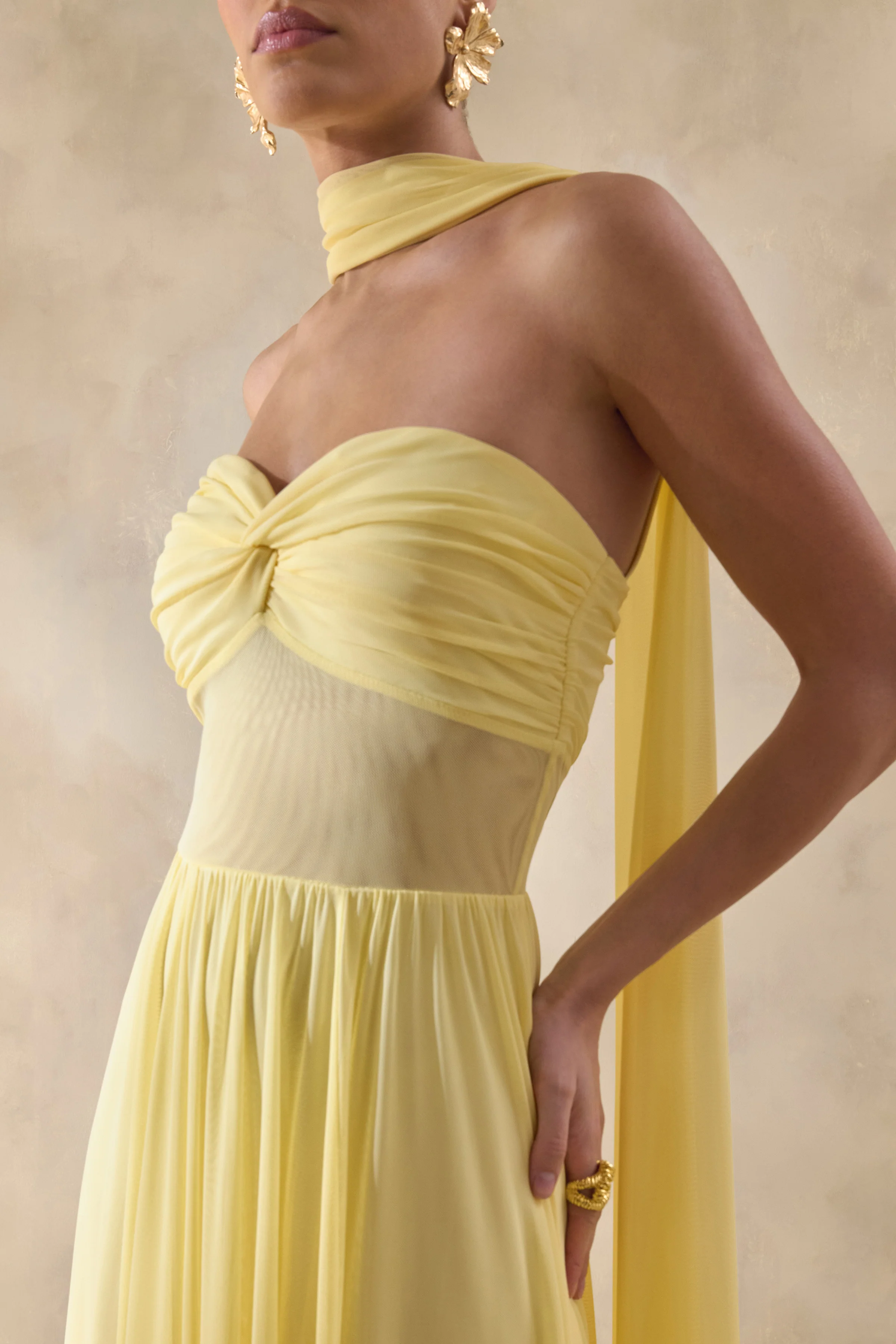 Lyvoria | Citroengele Bandeau Maxi Jurk Met Mesh Details En Sjaal - Image 3