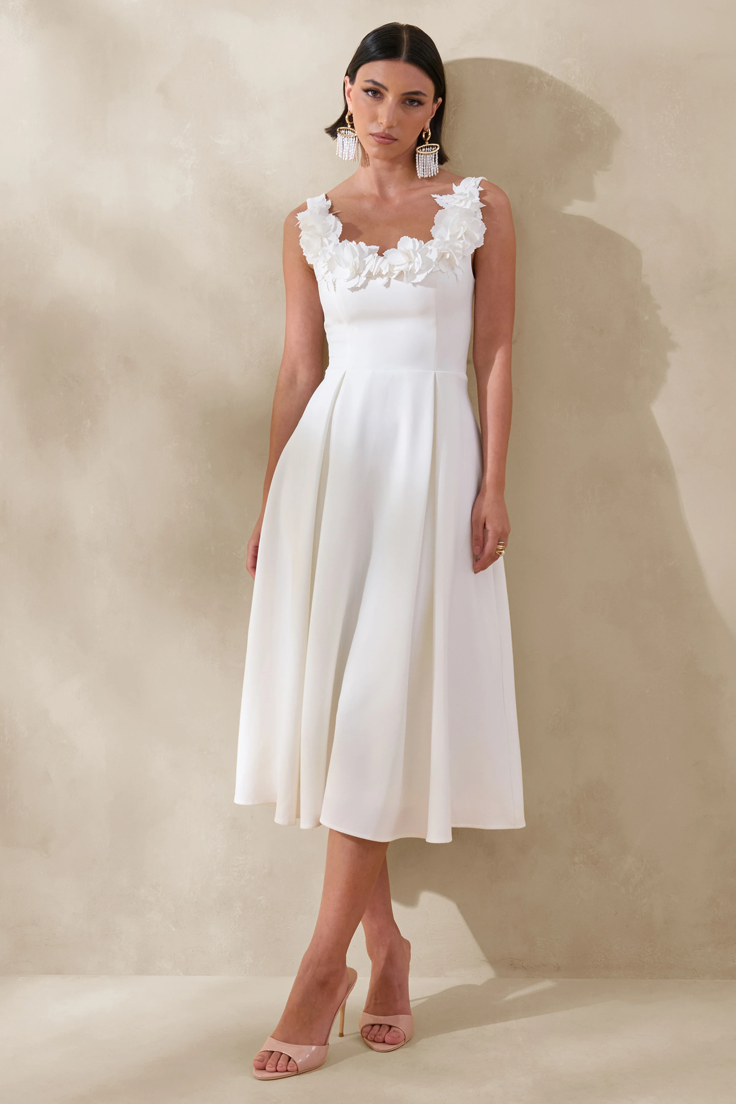 Maelle | Creme Midi Jurk Met Lage Ronde Hals En Corsage Details