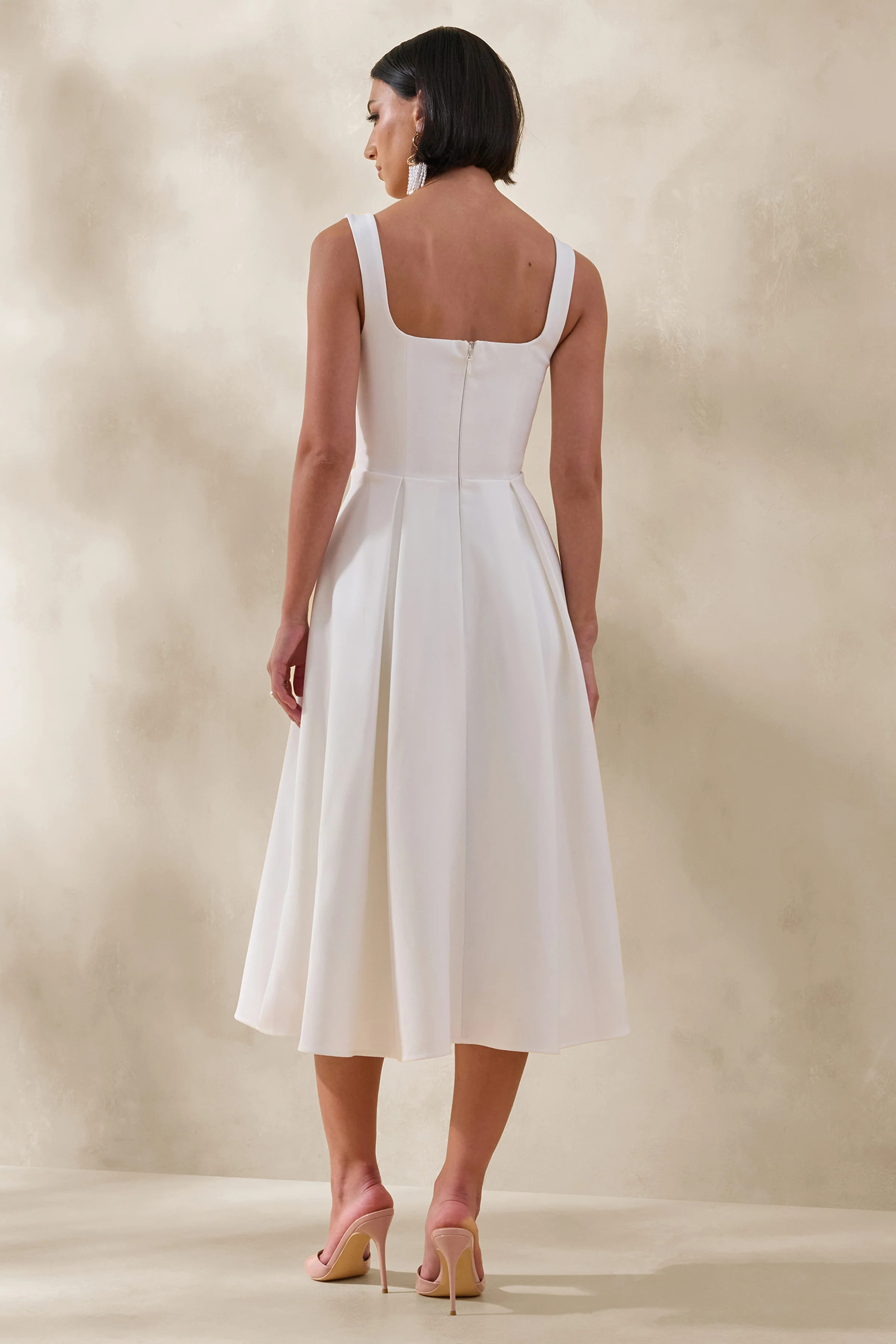 Maelle | Creme Midi Jurk Met Lage Ronde Hals En Corsage Details - Image 2