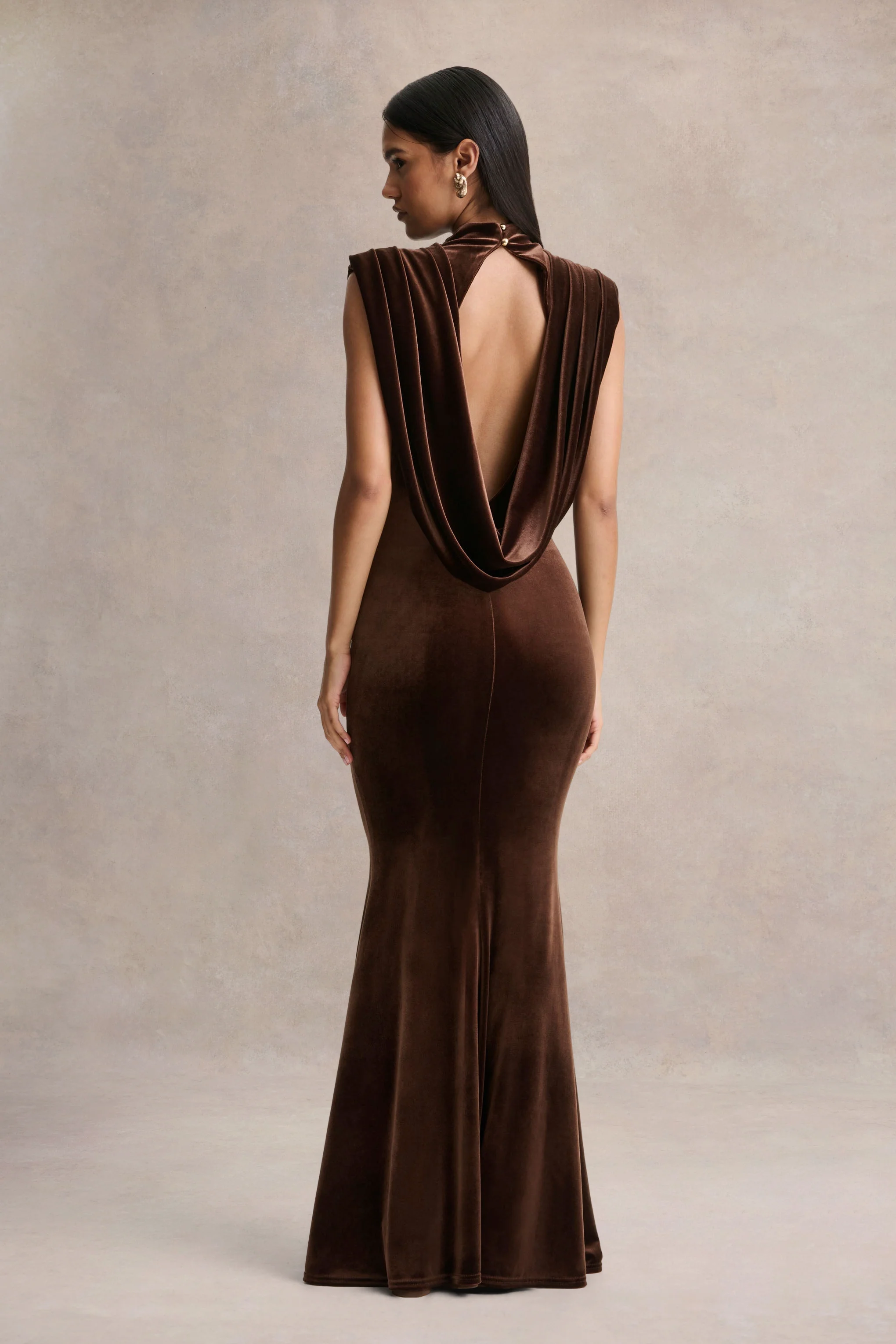 Malora | Bruine Fluwelen Maxi Jurk Met Hoge Hals en Open Rug - Image 2