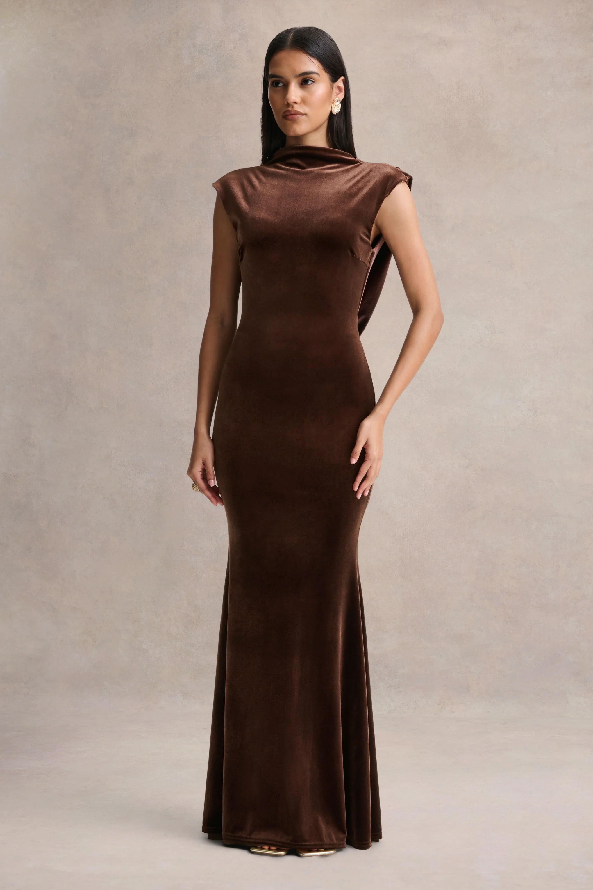 Malora | Bruine Fluwelen Maxi Jurk Met Hoge Hals en Open Rug - Image 4