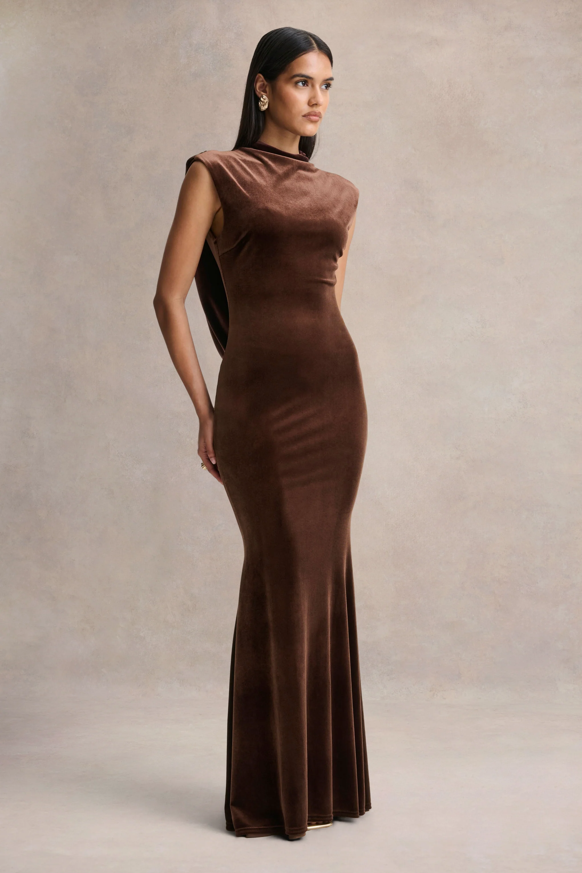 Malora | Bruine Fluwelen Maxi Jurk Met Hoge Hals en Open Rug - Image 5