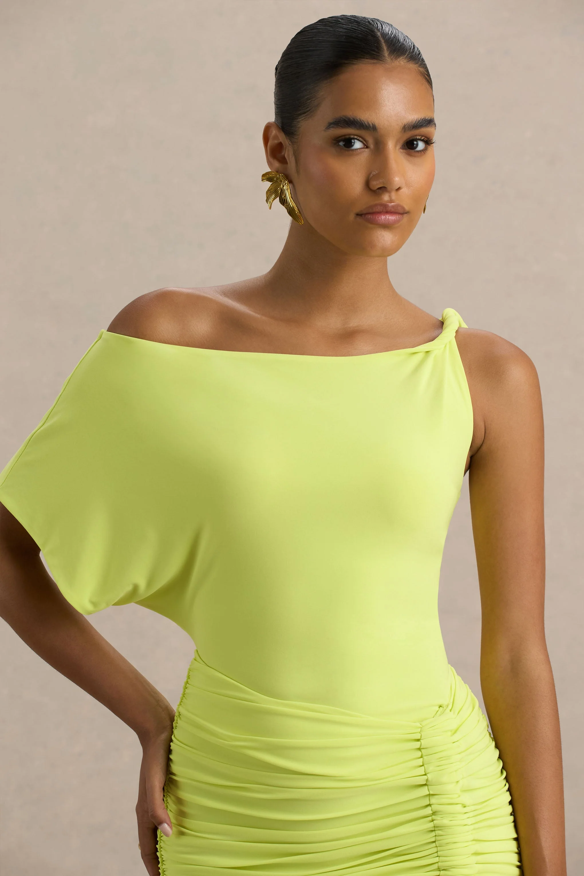 Marci | Limoengroene Asymmetrisch Gerimpeld Mini Jurk Met Ceintuur - Image 5