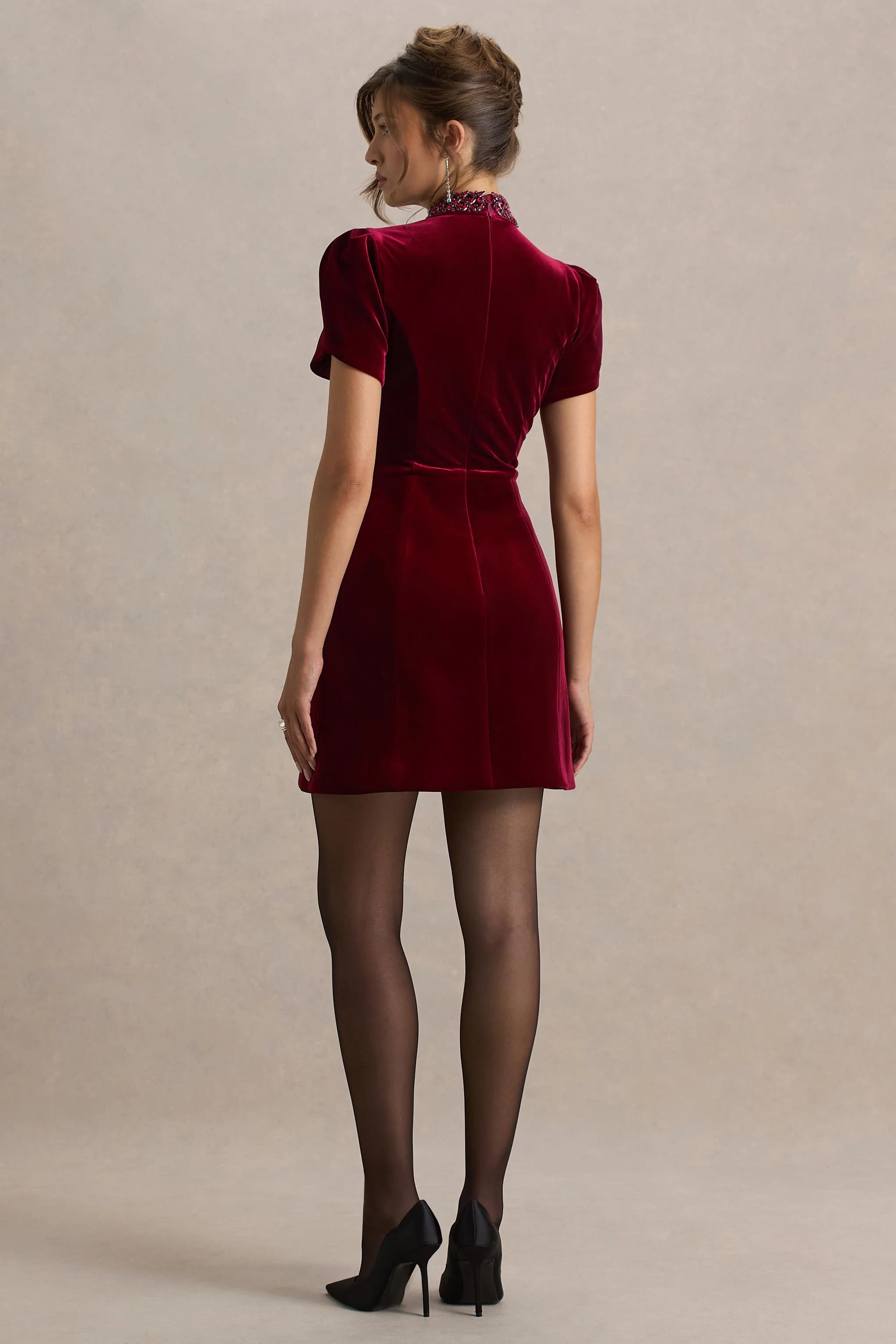 Margot | Bordeaux Hoge Hals Fluwelen Mini Jurk Met Versierde Details - Image 3